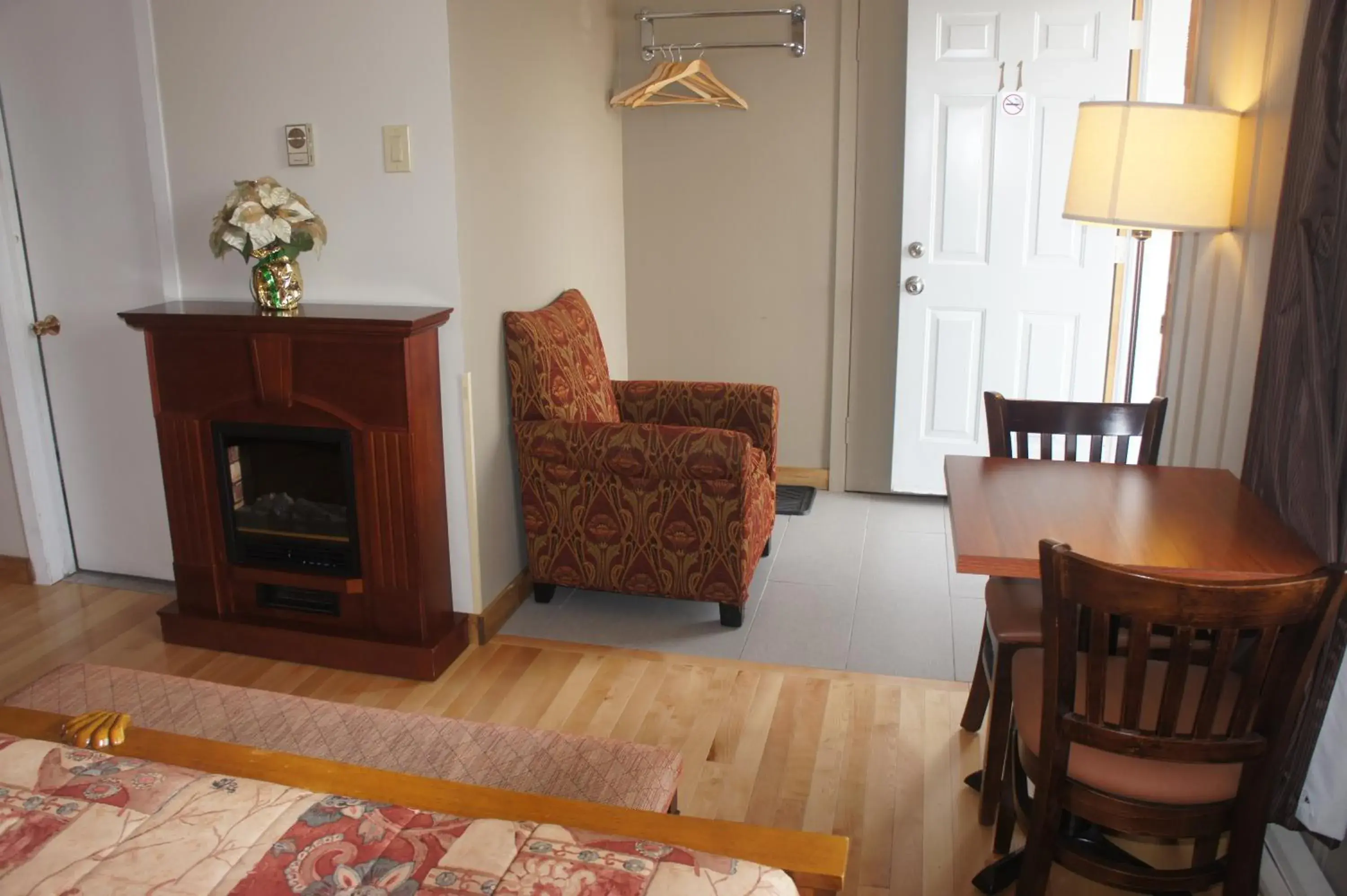 Photo of the whole room, Seating Area in Motel Clair Mont