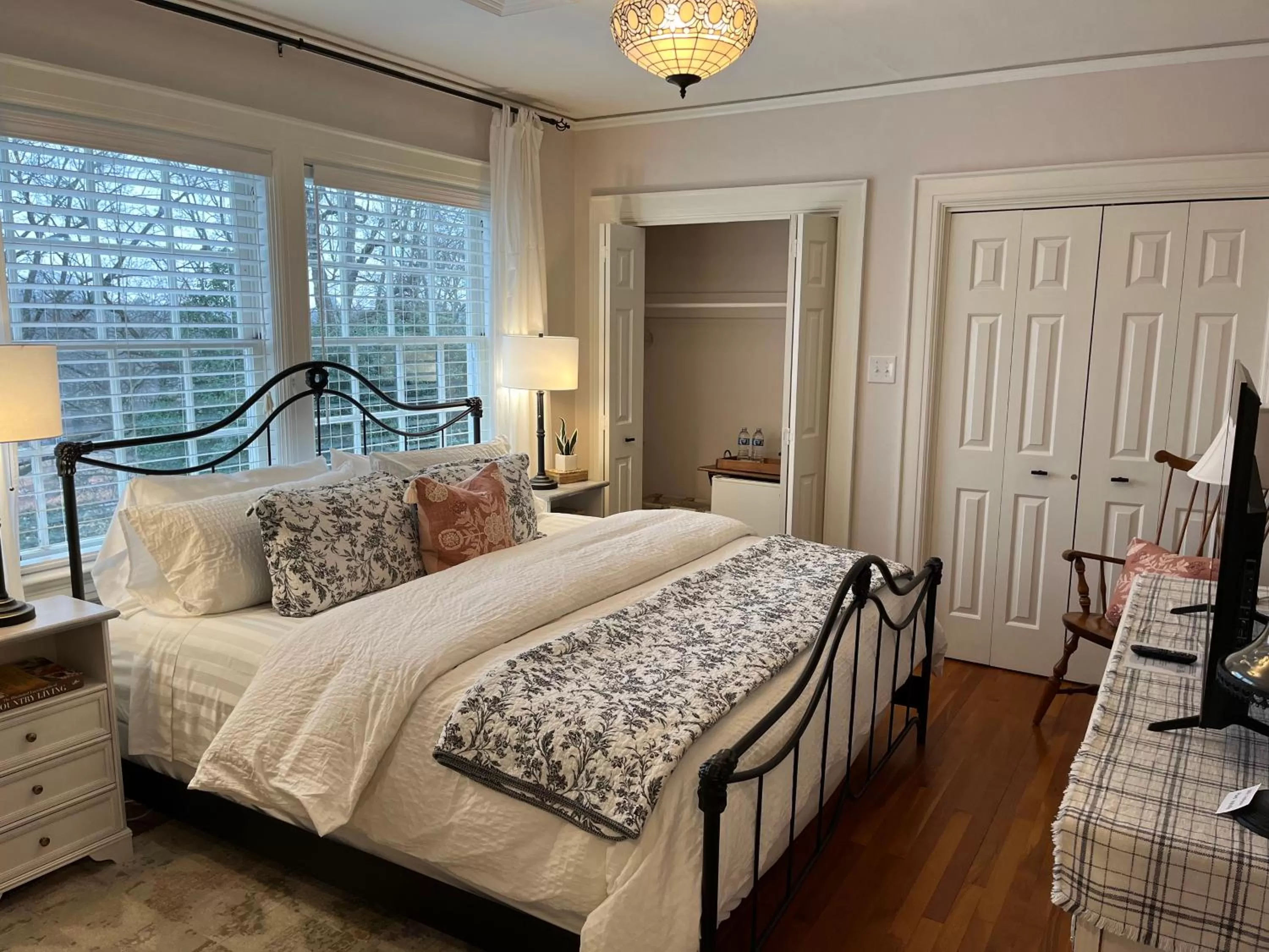 Bed in The Holly and Ivy Inn