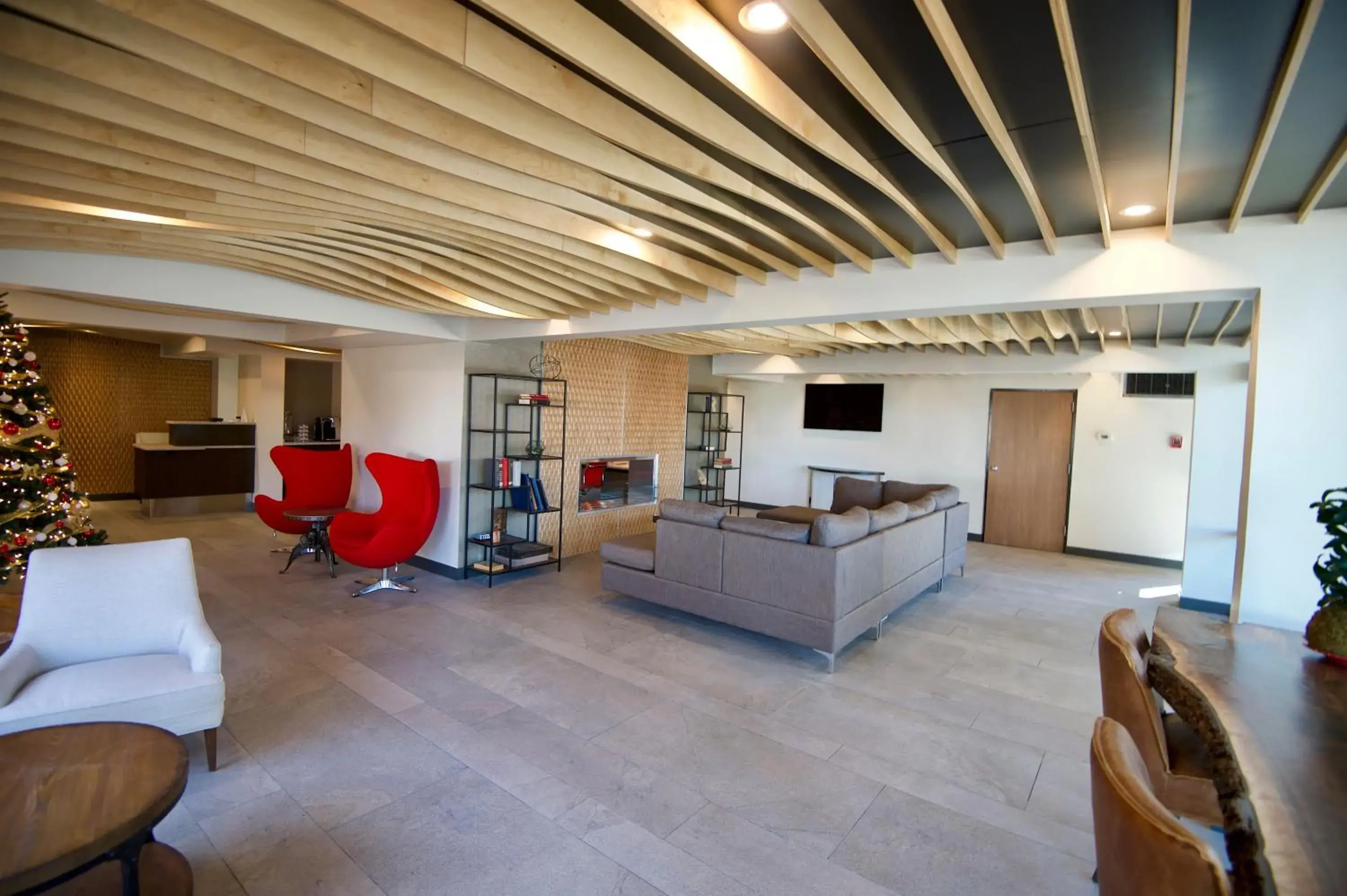 Communal lounge/ TV room in Ramada by Wyndham Austin South