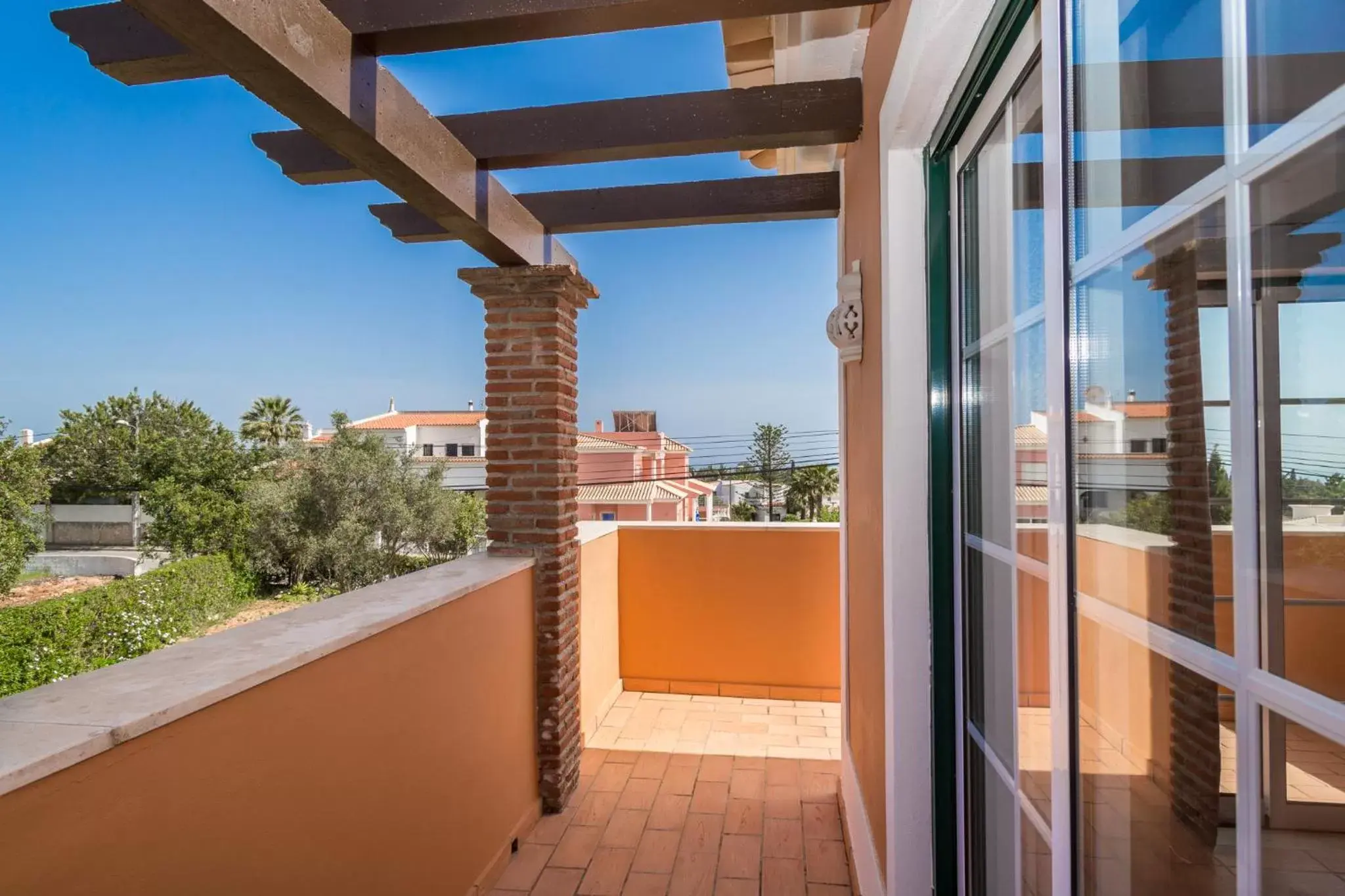 Property building, Balcony/Terrace in Colina da Lapa & Villas