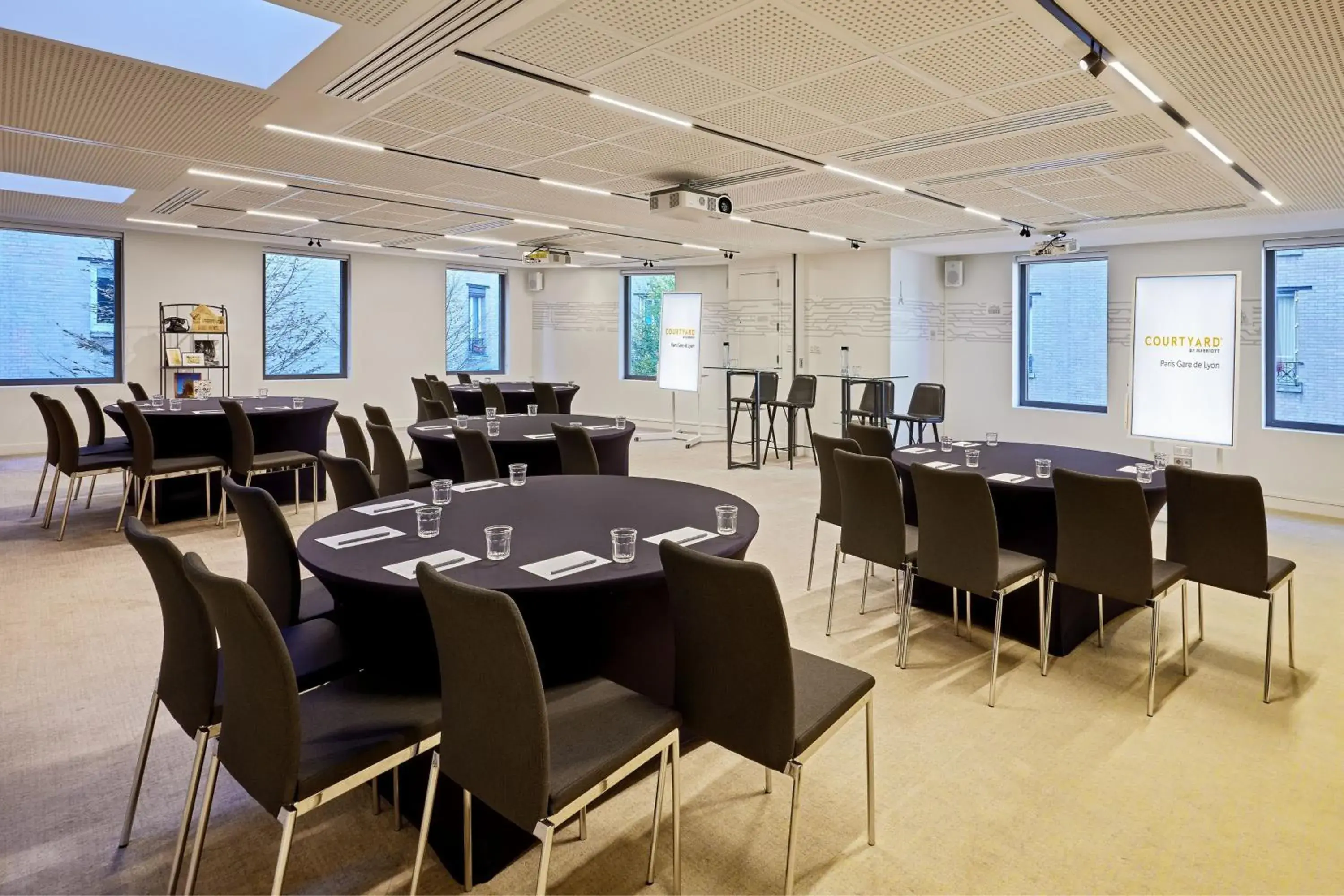 Meeting/conference room, Restaurant/Places to Eat in Courtyard by Marriott Paris Gare de Lyon