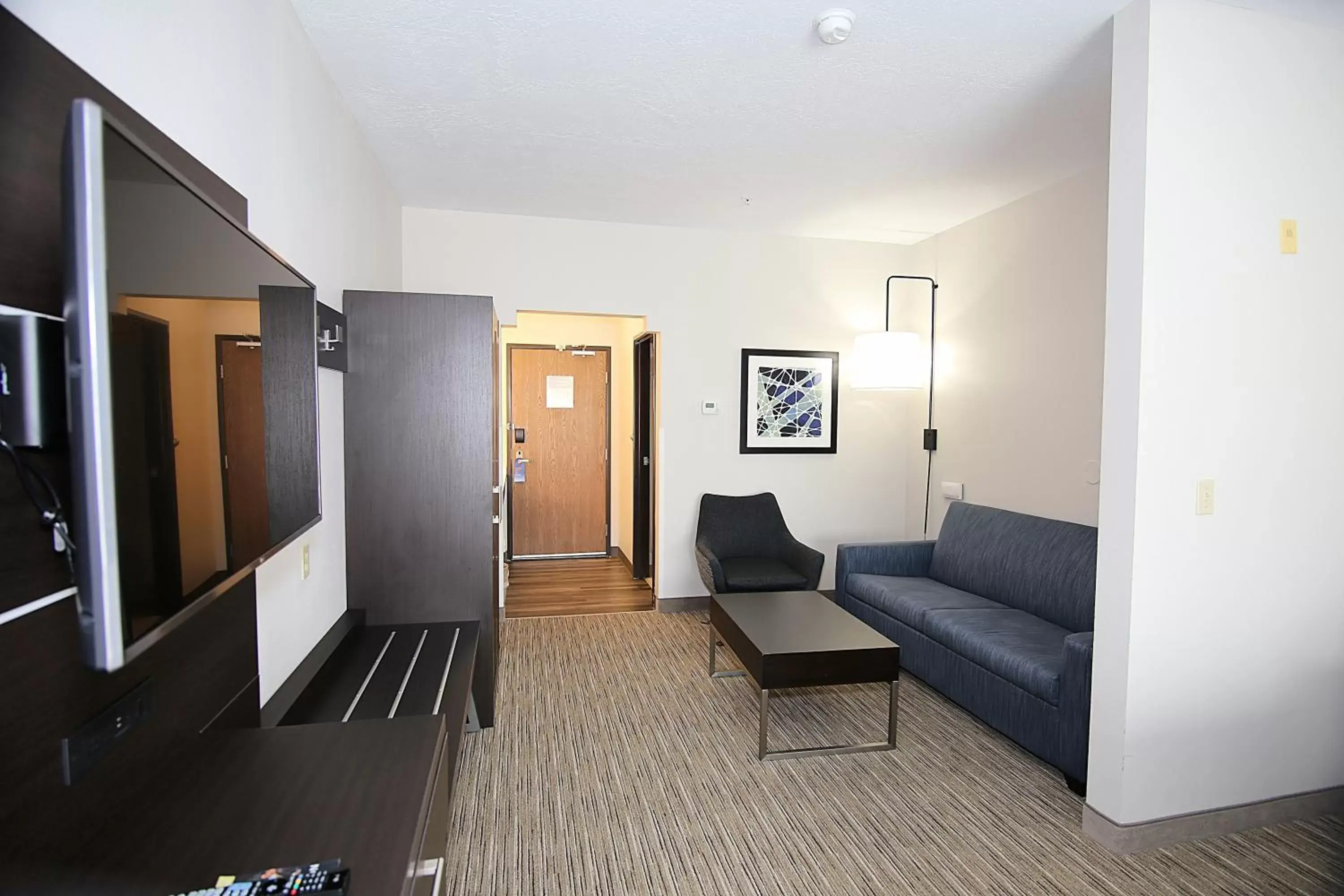 Photo of the whole room, Seating Area in Holiday Inn Express Hotel & Suites Ashland, an IHG Hotel
