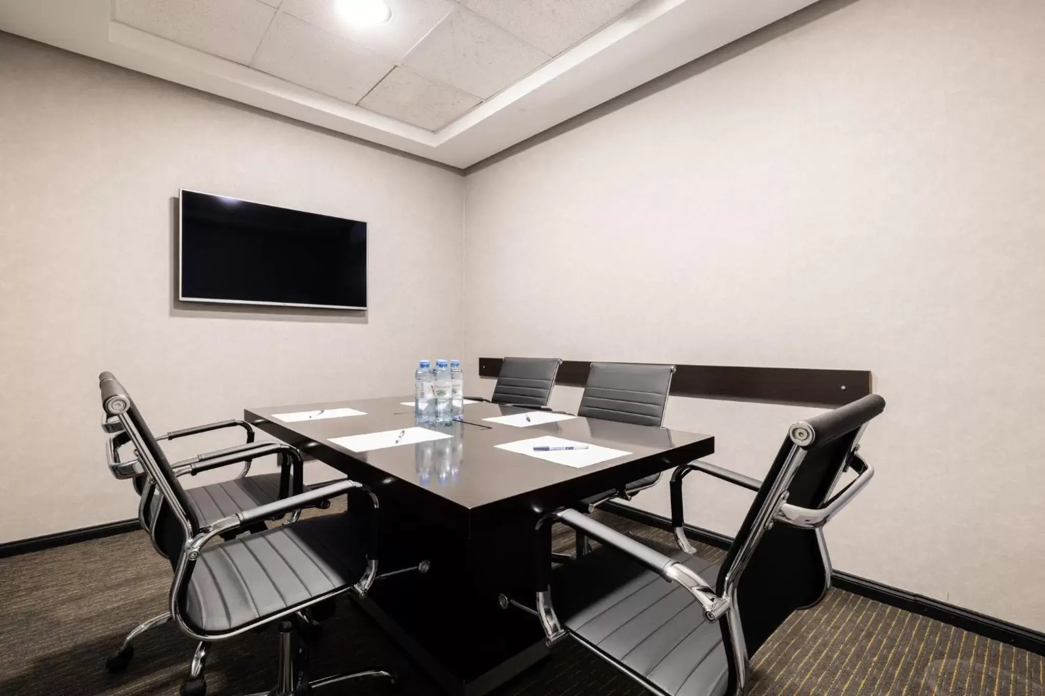 Meeting/conference room in Holiday Inn Express Puerto Madero, an IHG Hotel