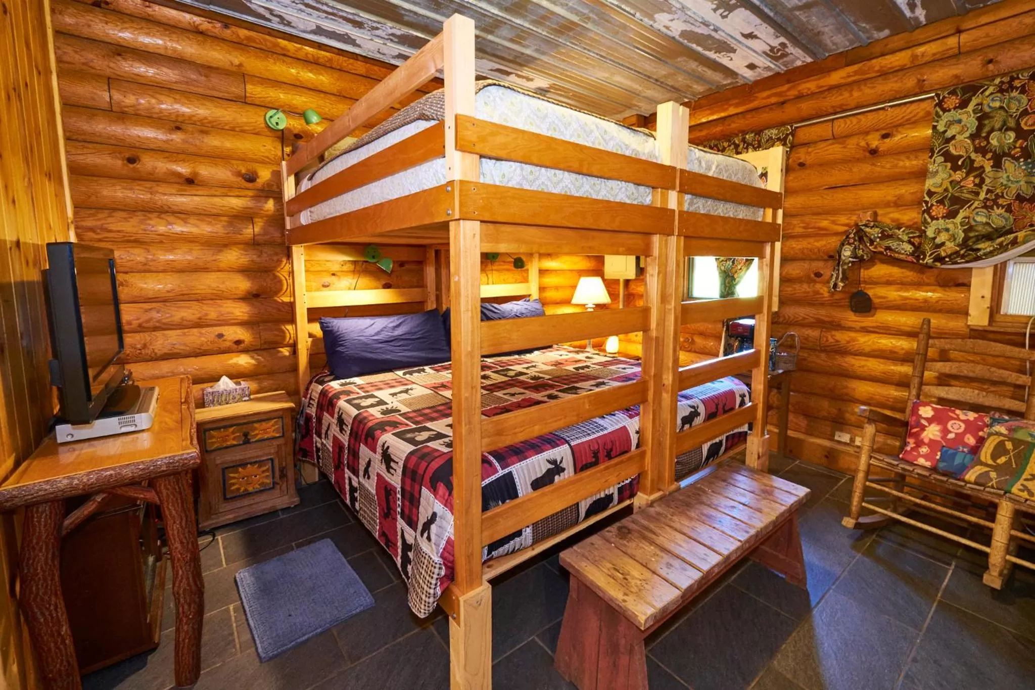Bunk Bed in Creekwalk Inn Bed and Breakfast with Cabins