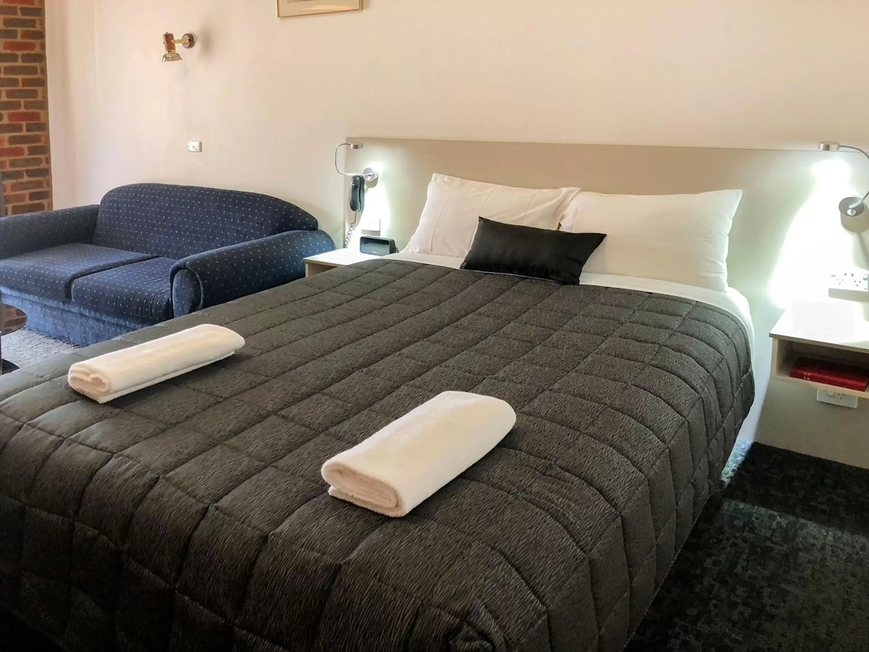 Queen Room in Leeton Heritage Motor Inn Queen Room in Leeton Heritage Motor Inn