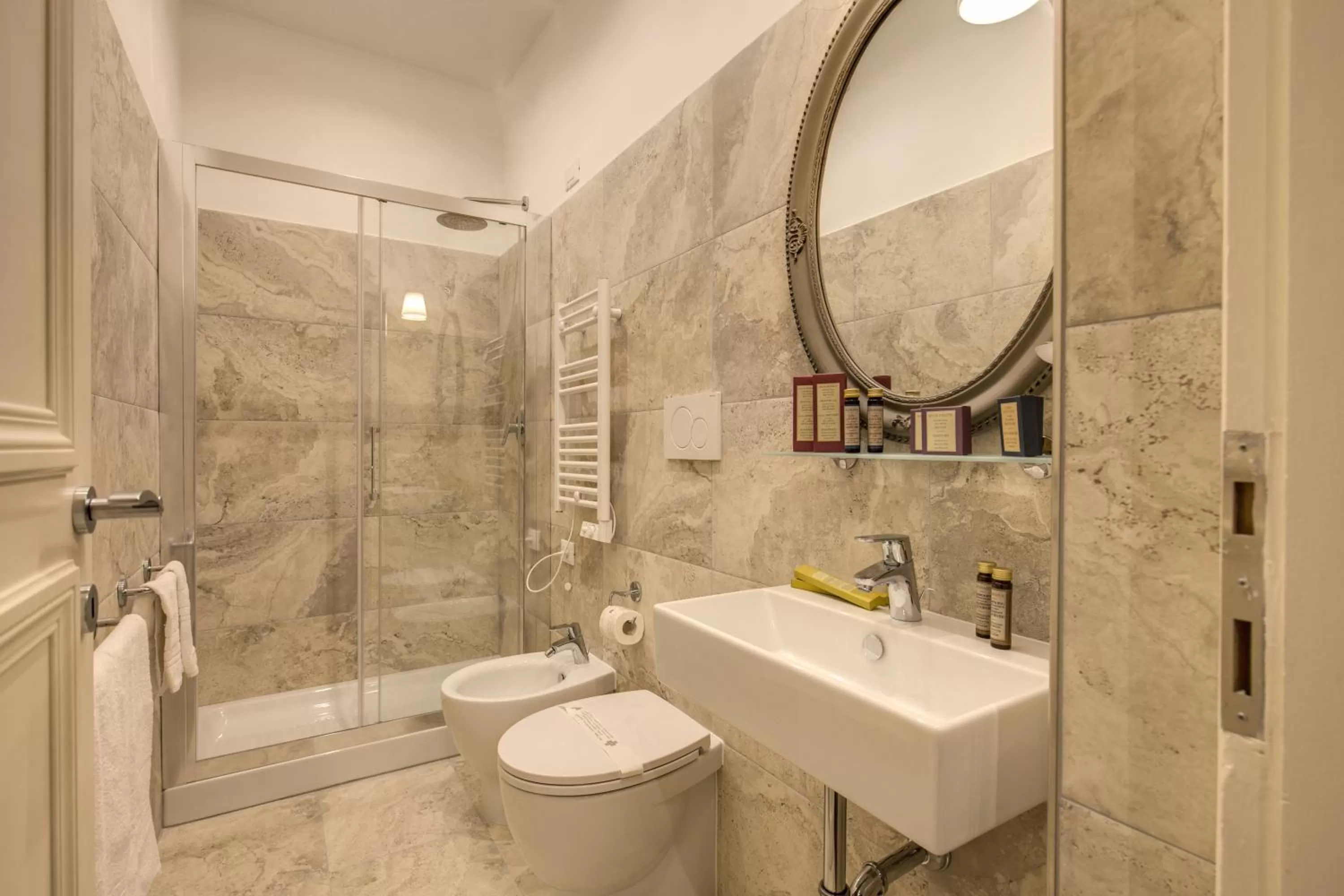 Toilet in Charme Spagna Boutique Hotel