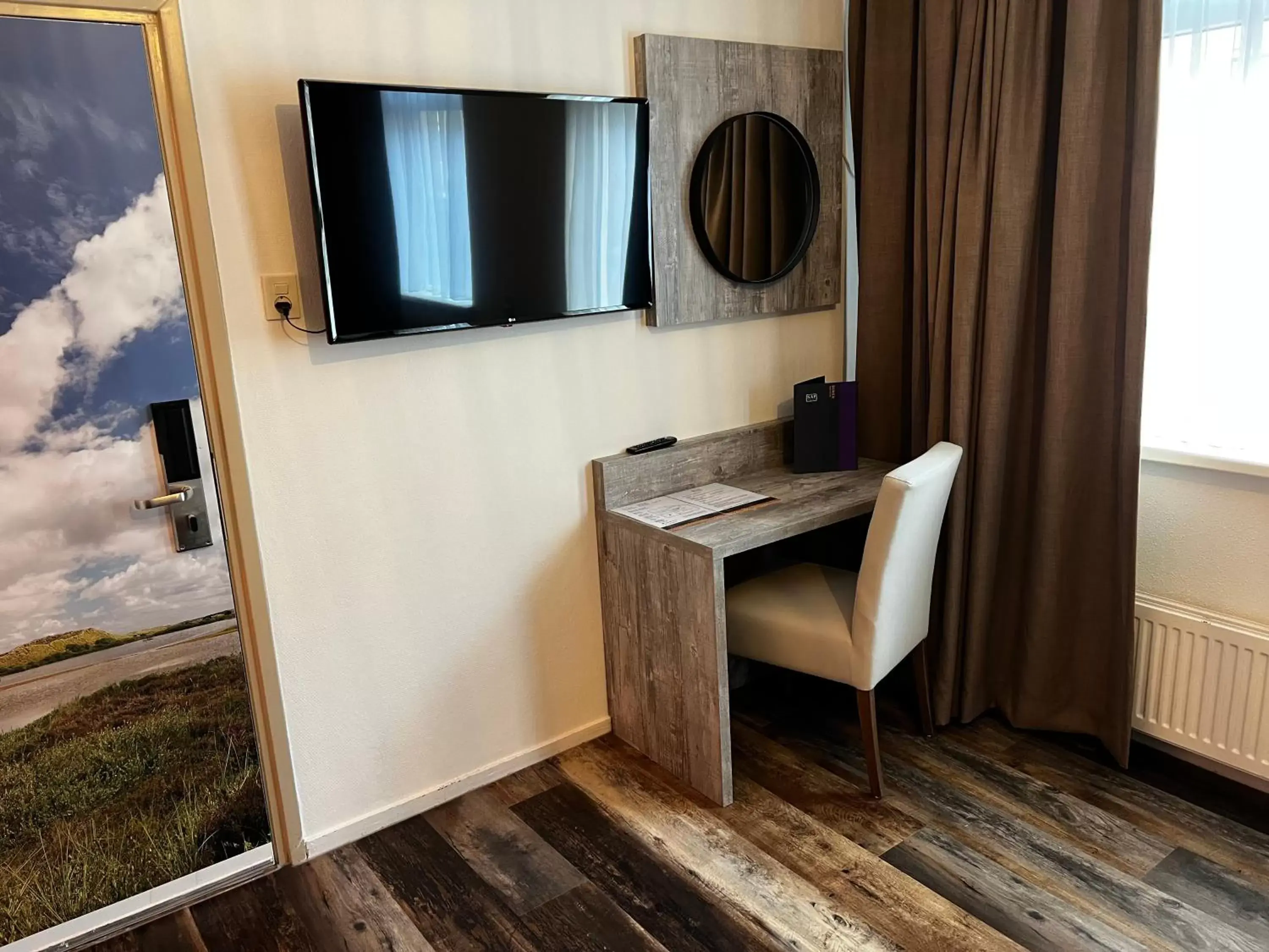 TV and multimedia, TV/Entertainment Center in Hotel Nap