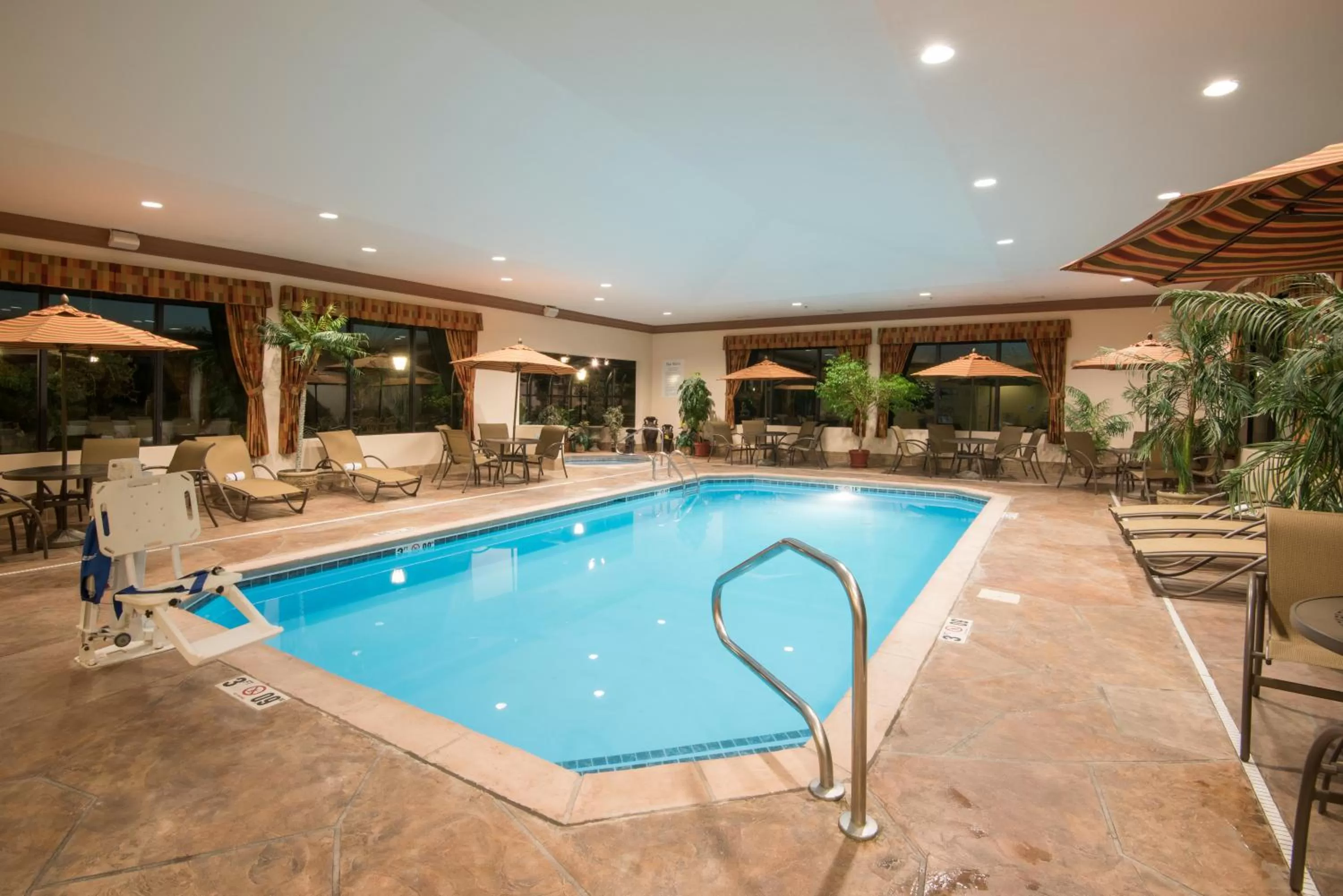 Swimming pool in Holiday Inn Express & Suites - Sharon-Hermitage by IHG