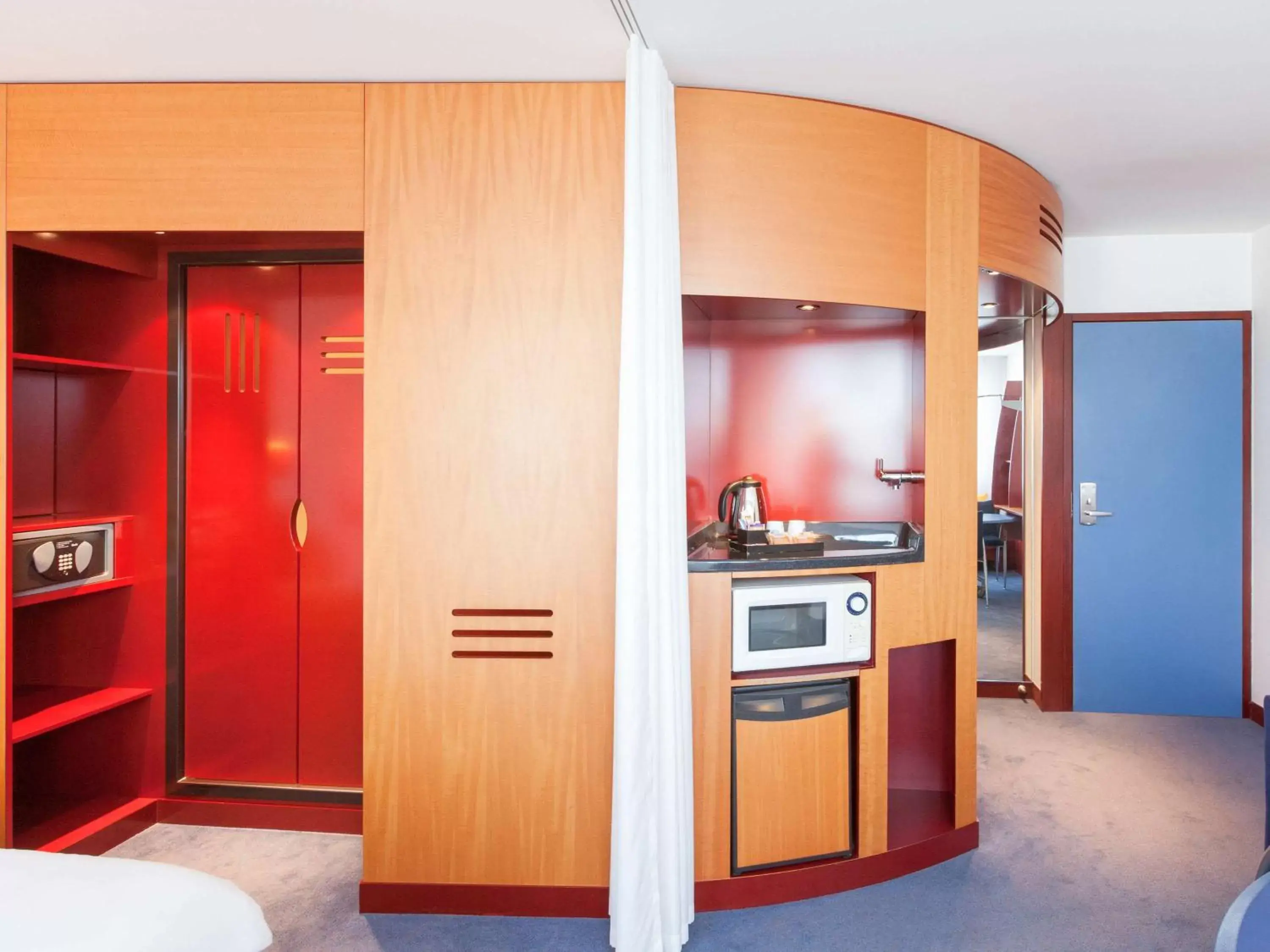 Photo of the whole room, Kitchen/Kitchenette in Novotel Suites Clermont Ferrand Polydome