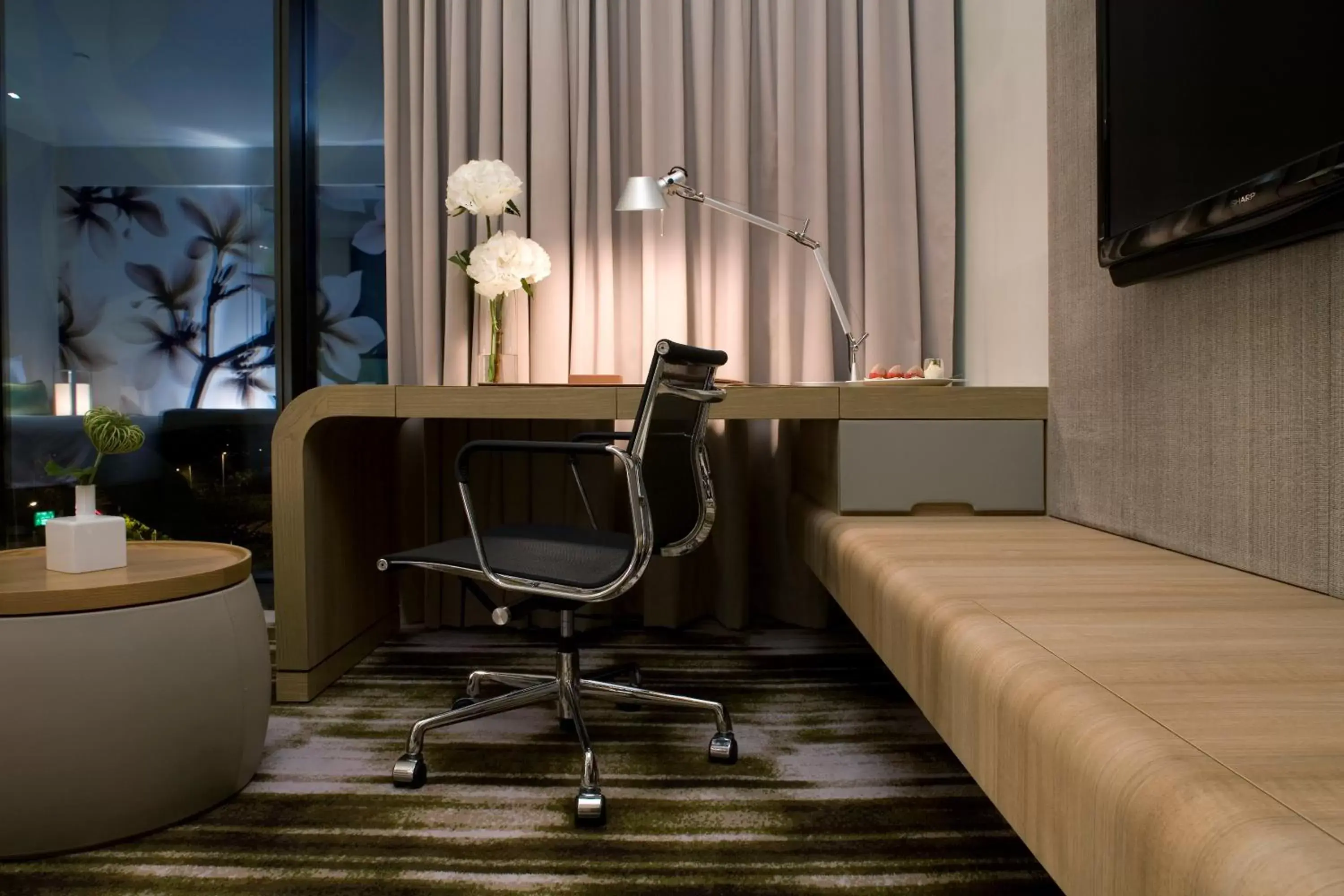 Seating area, TV/Entertainment Center in Crowne Plaza Changi Airport, an IHG Hotel