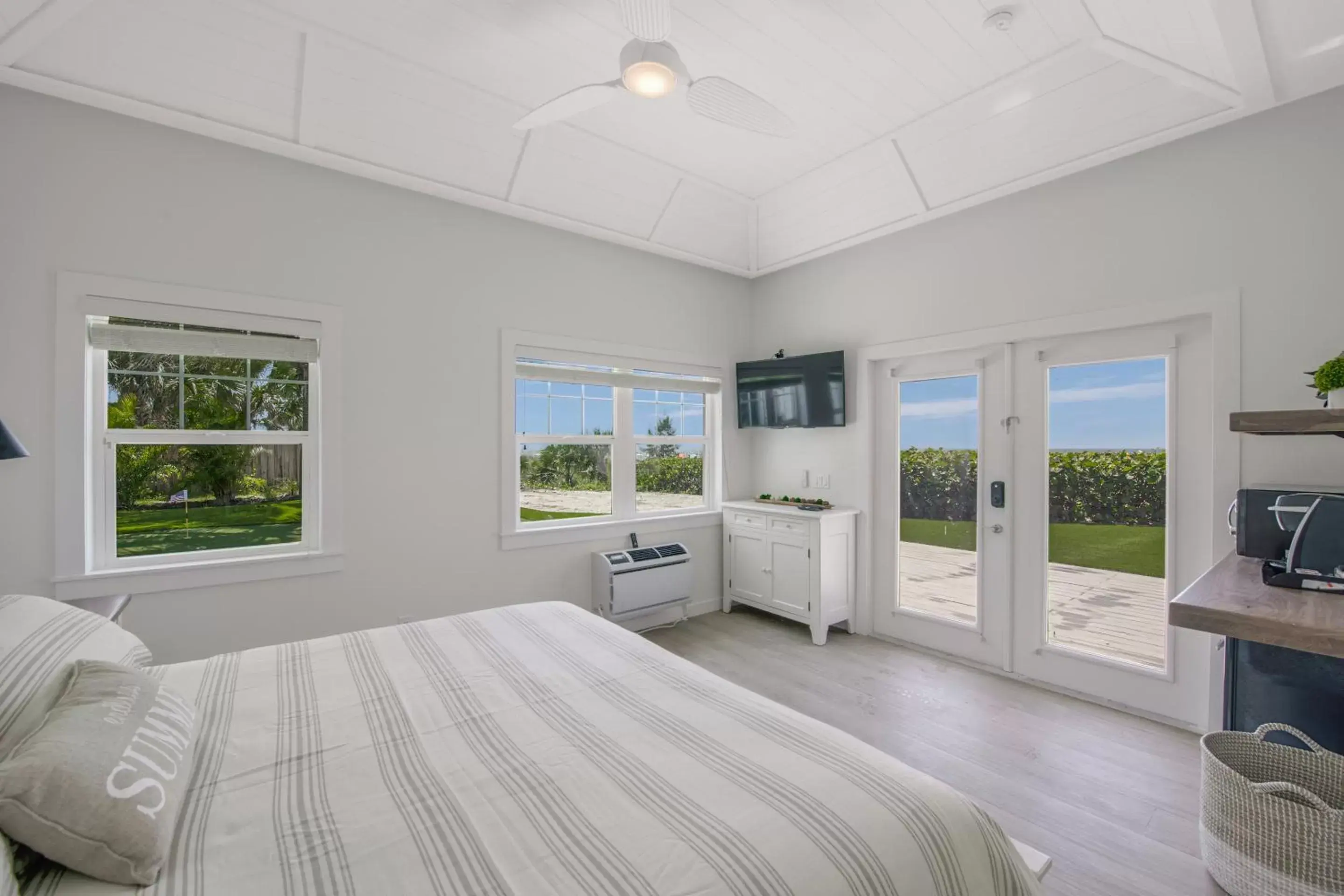 Photo of the whole room, Bed in Casey Key Resorts - Beachfront Photo of the whole room, Bed in Casey Key Resorts - Beachfront