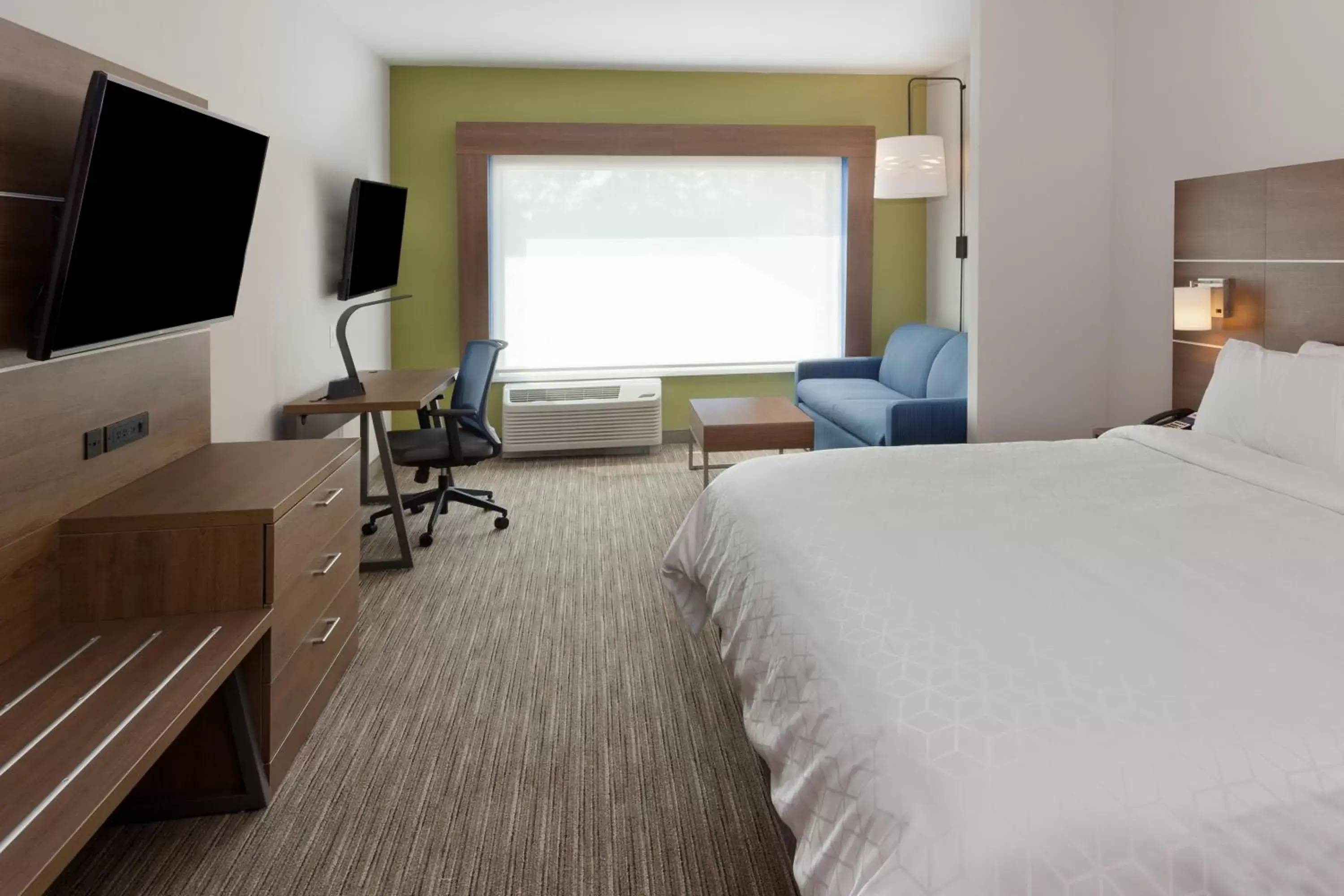 Bed in Holiday Inn Express & Suites - Fayetteville, an IHG Hotel