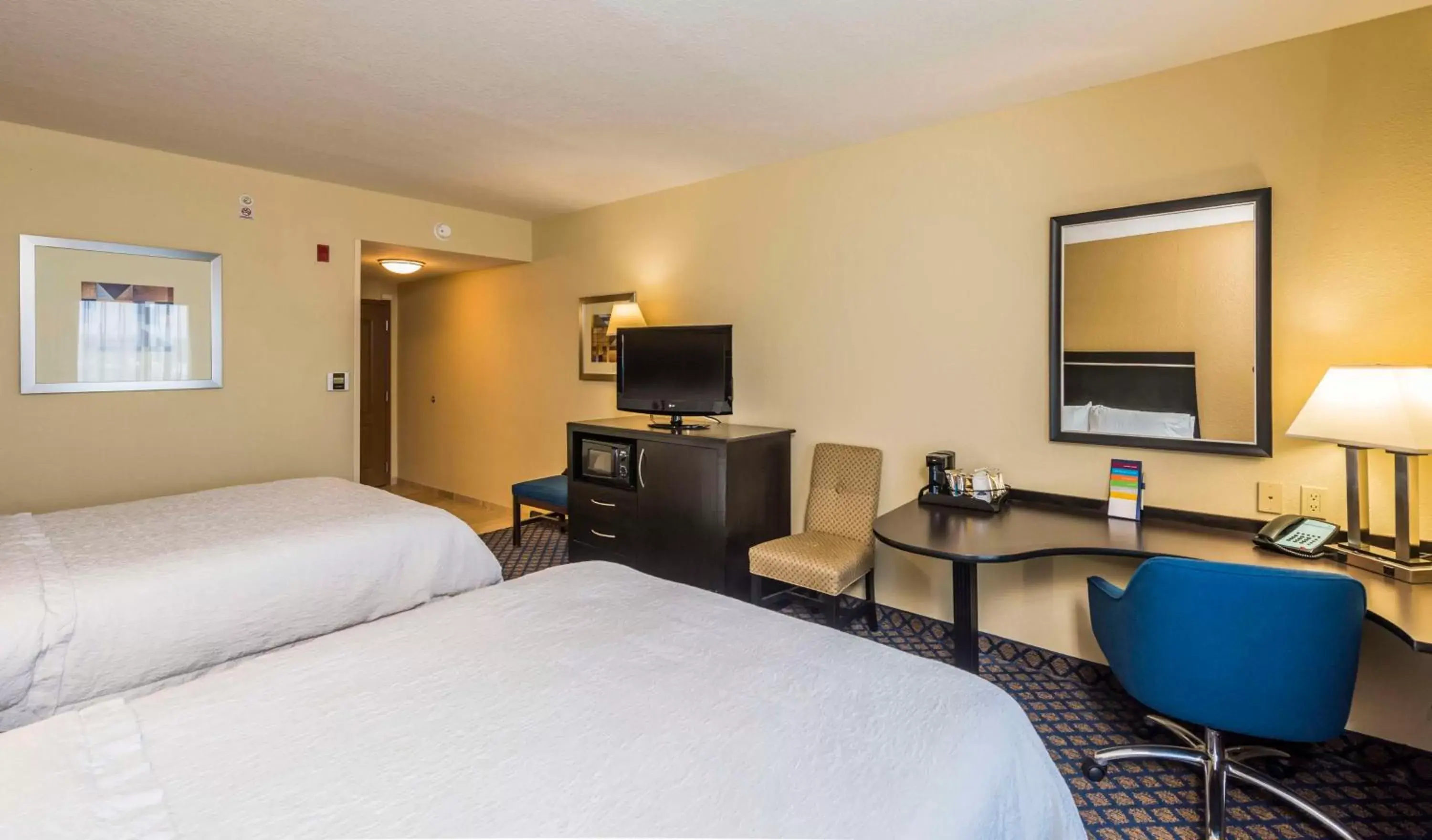 Bedroom, TV/Entertainment Center in Hampton Inn & Suites Jacksonville South - Bartram Park