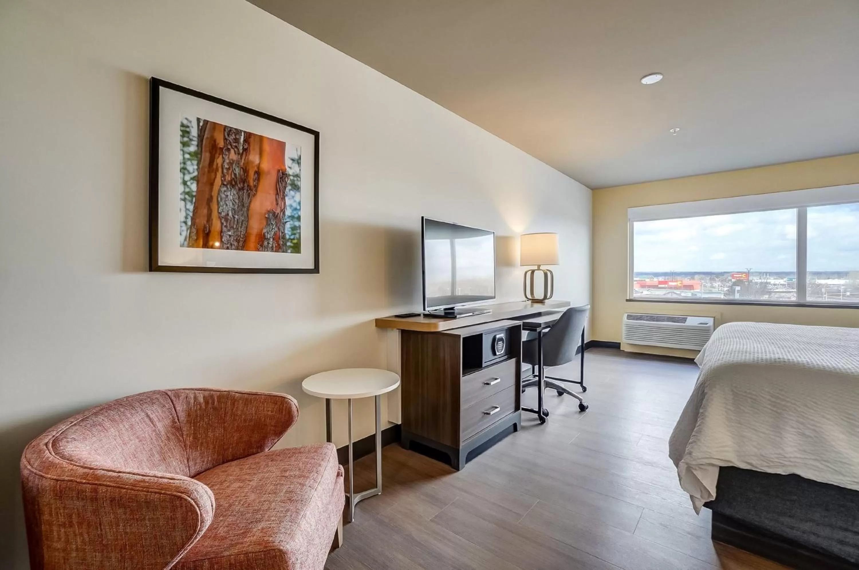 Photo of the whole room, Bed in Holiday Inn Gatineau - Ottawa by IHG