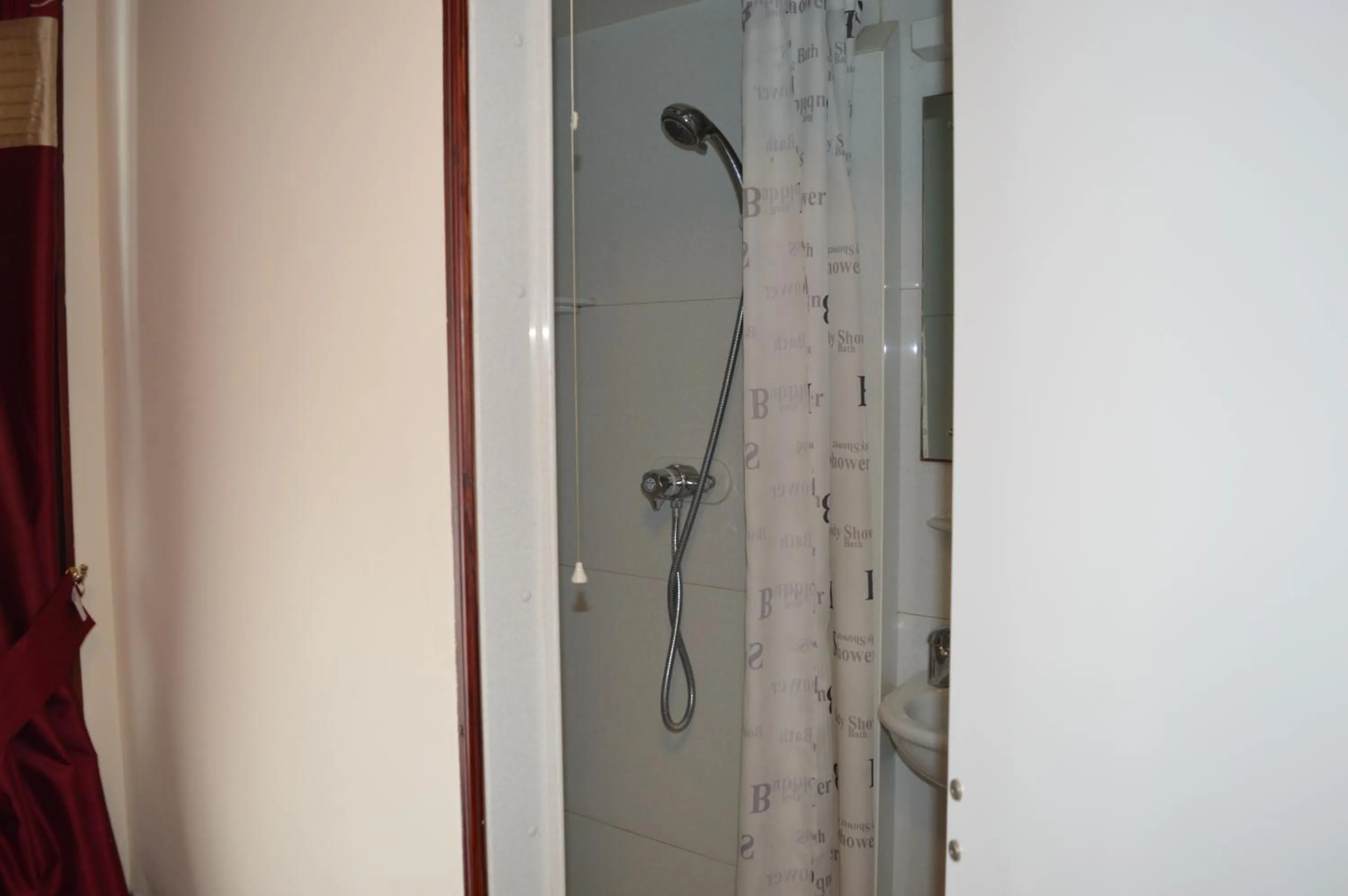 Bathroom in Globe Hotel