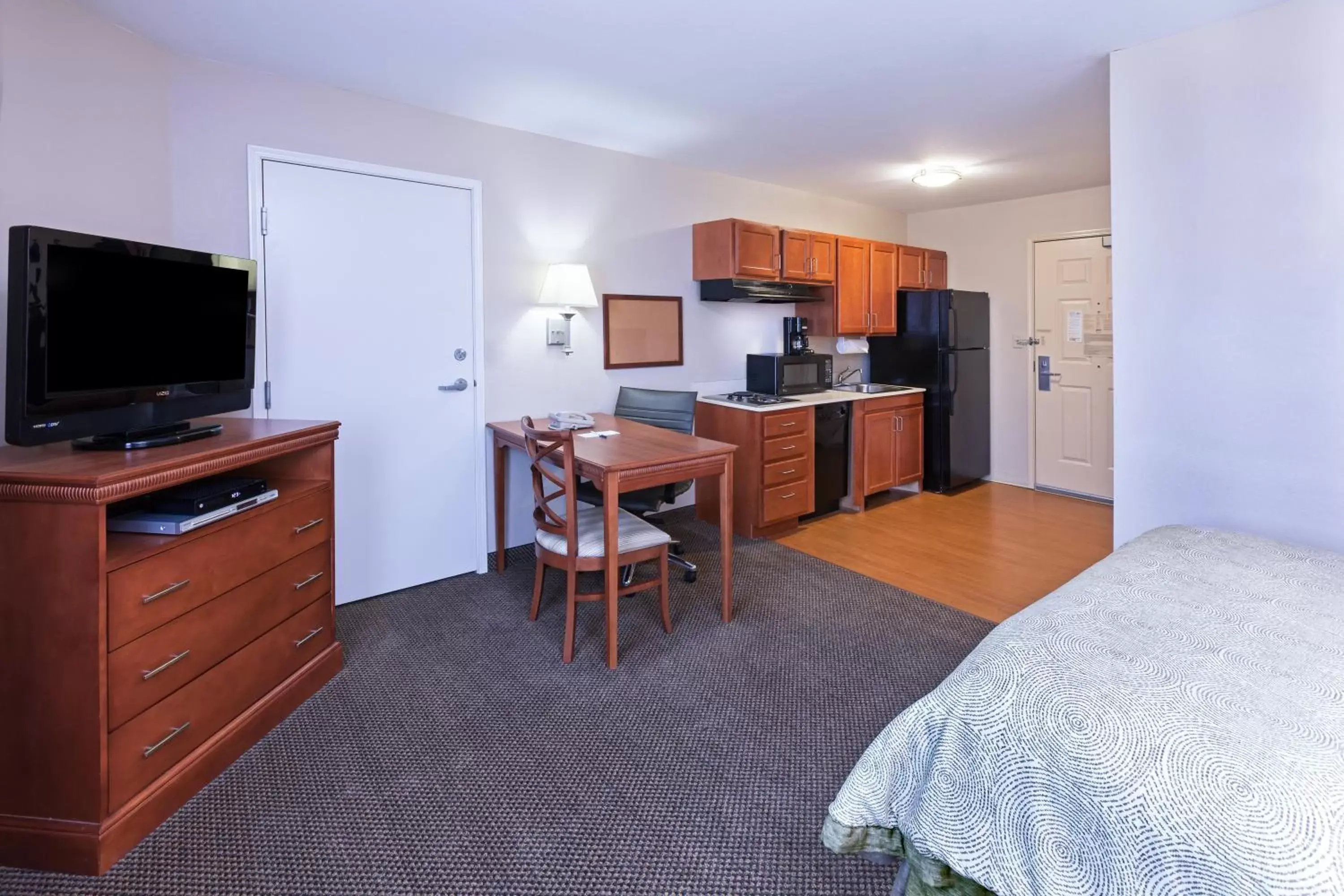 Photo of the whole room, TV/Entertainment Center in Candlewood Suites Owasso, an IHG Hotel