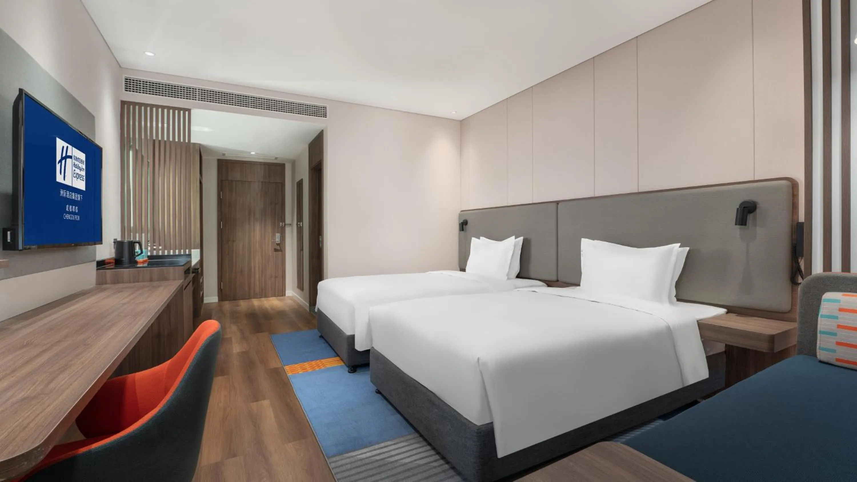 Photo of the whole room, Bed in Holiday Inn Express Chengdu Pidu by IHG