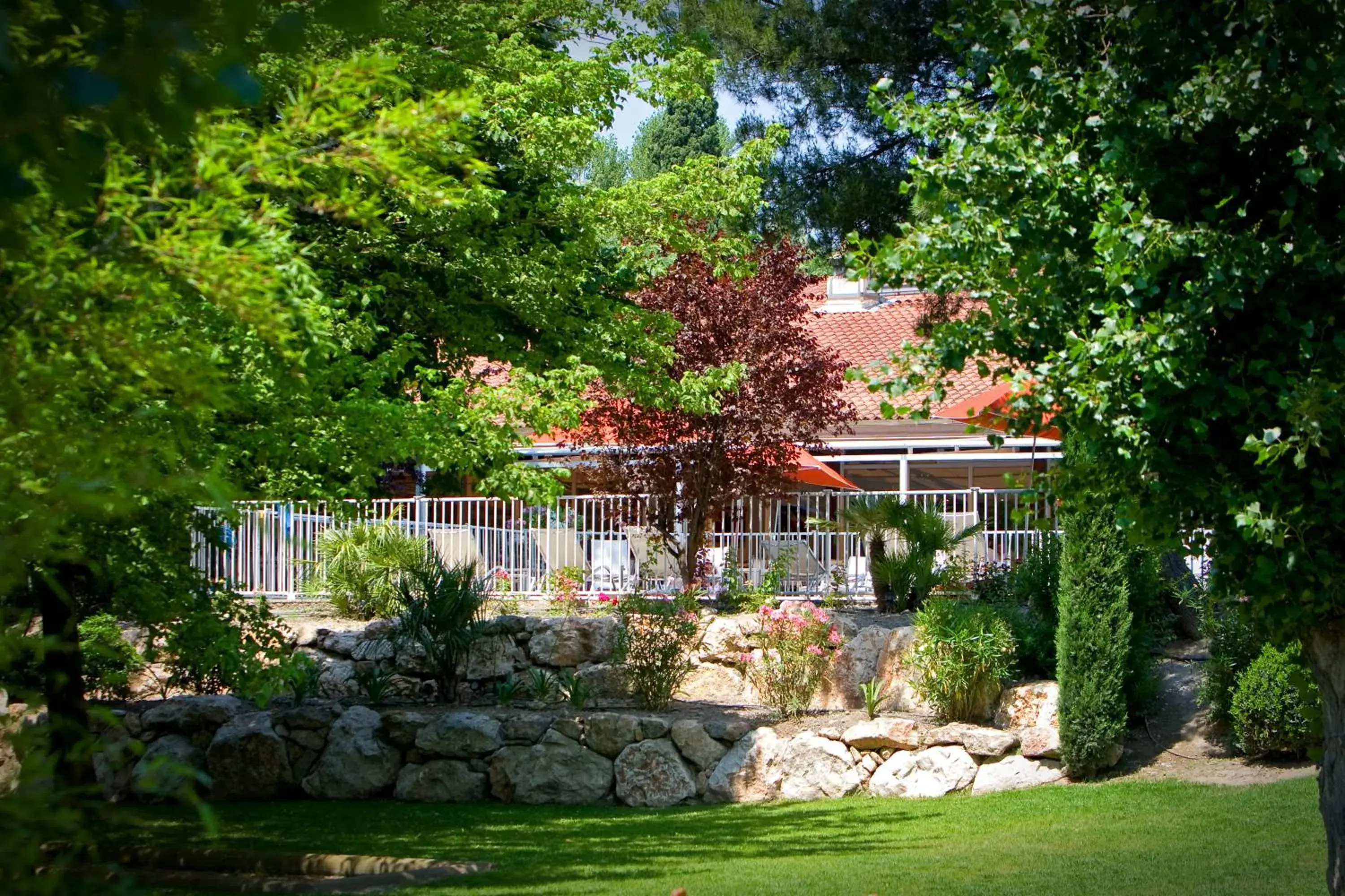 Garden in Novotel Aix-en-Provence Beaumanoir