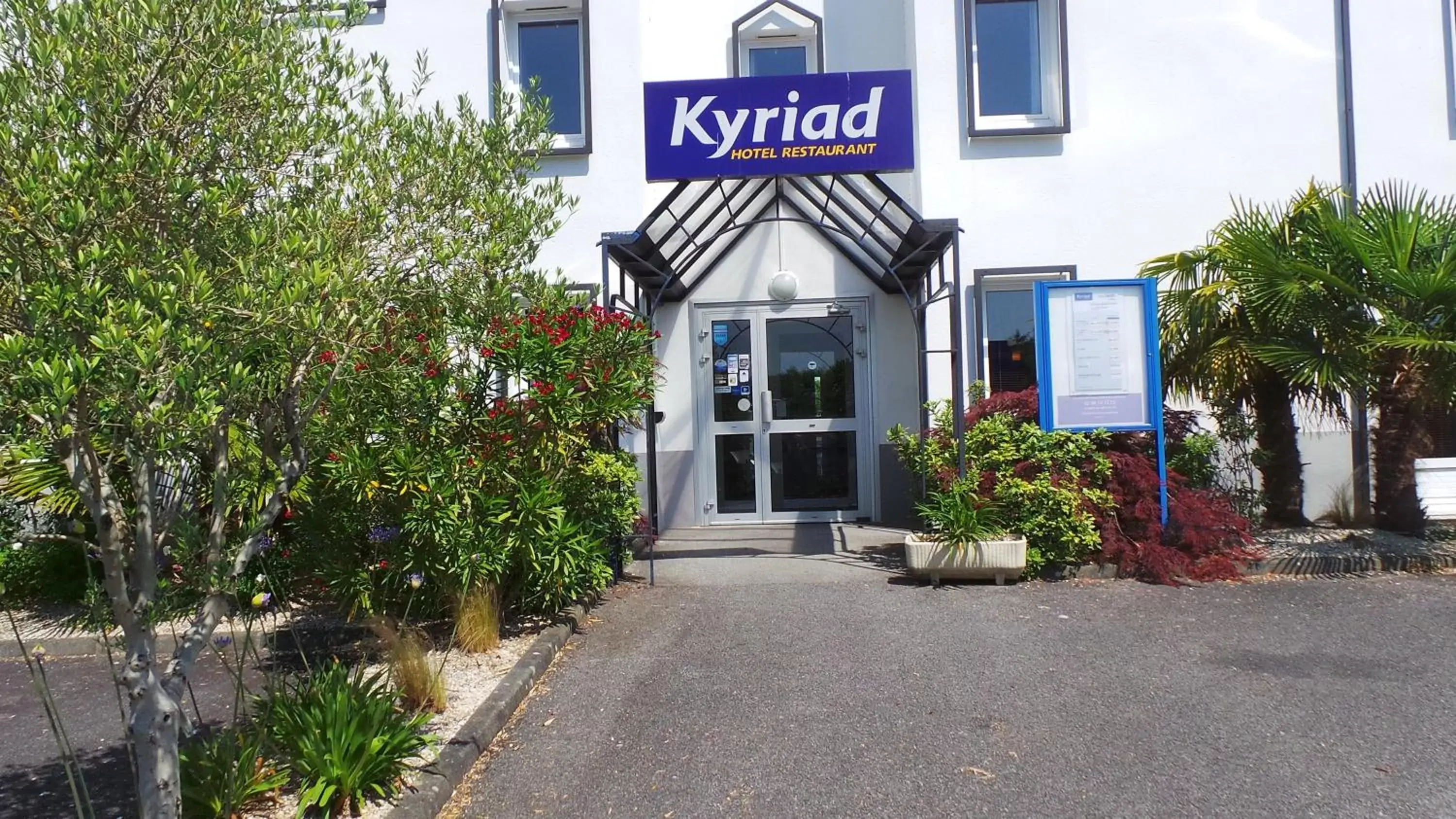 Facade/Entrance in Kyriad Quimper Sud
