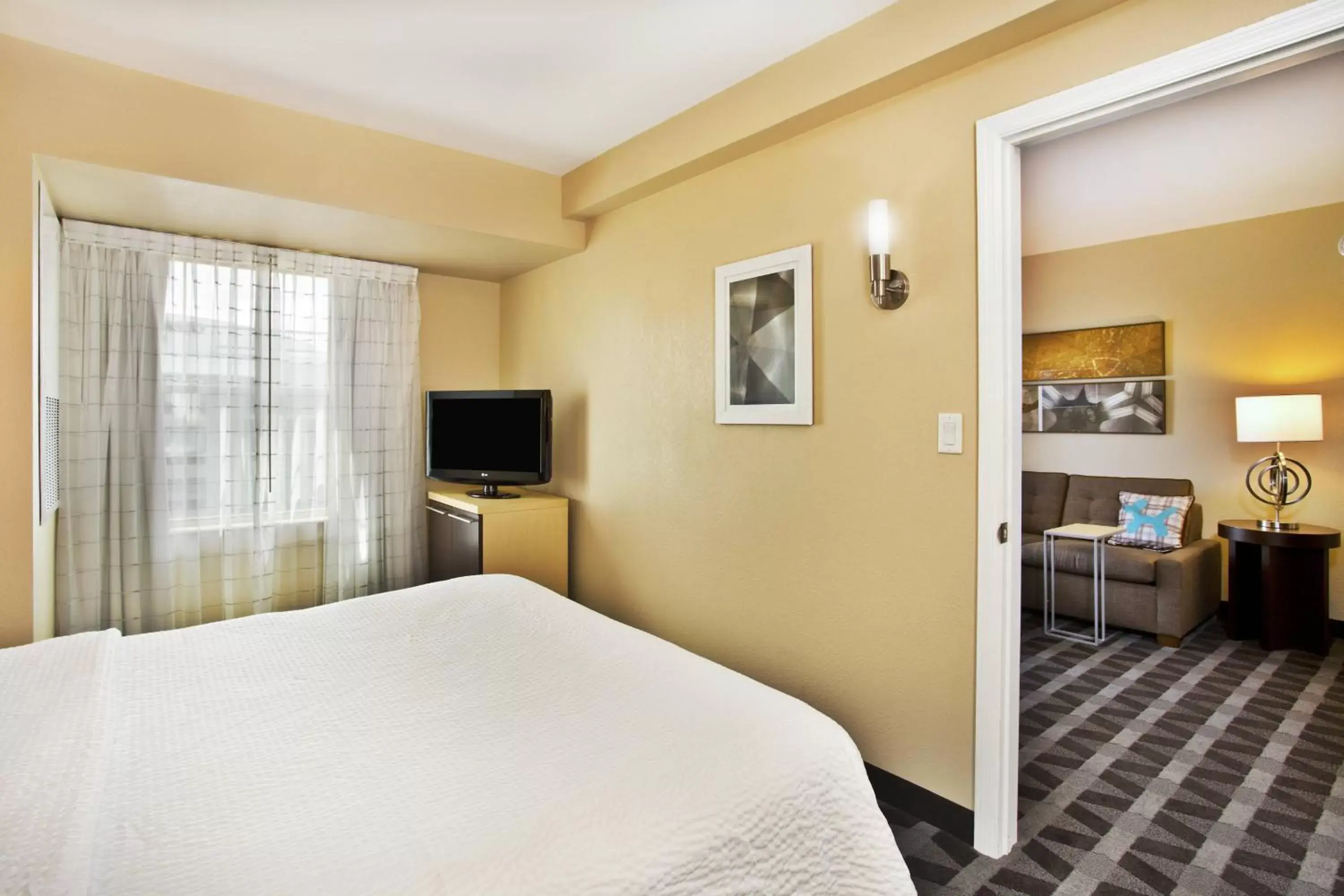 Bedroom, Bed in TownePlace Suites Republic Airport Long Island Farmingdale