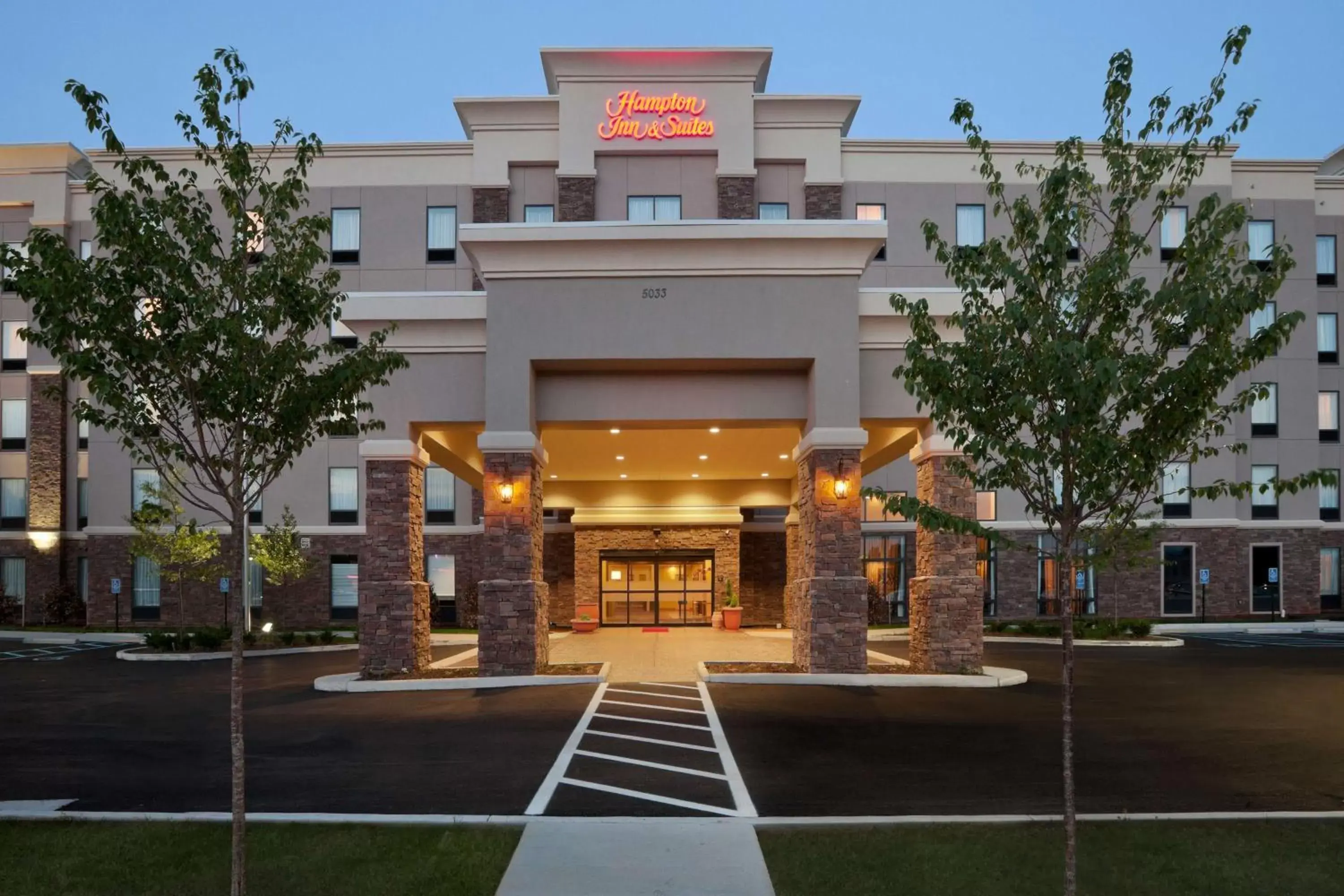 Property building in Hampton Inn and Suites Roanoke Airport/Valley View Mall Property building in Hampton Inn and Suites Roanoke Airport/Valley View Mall