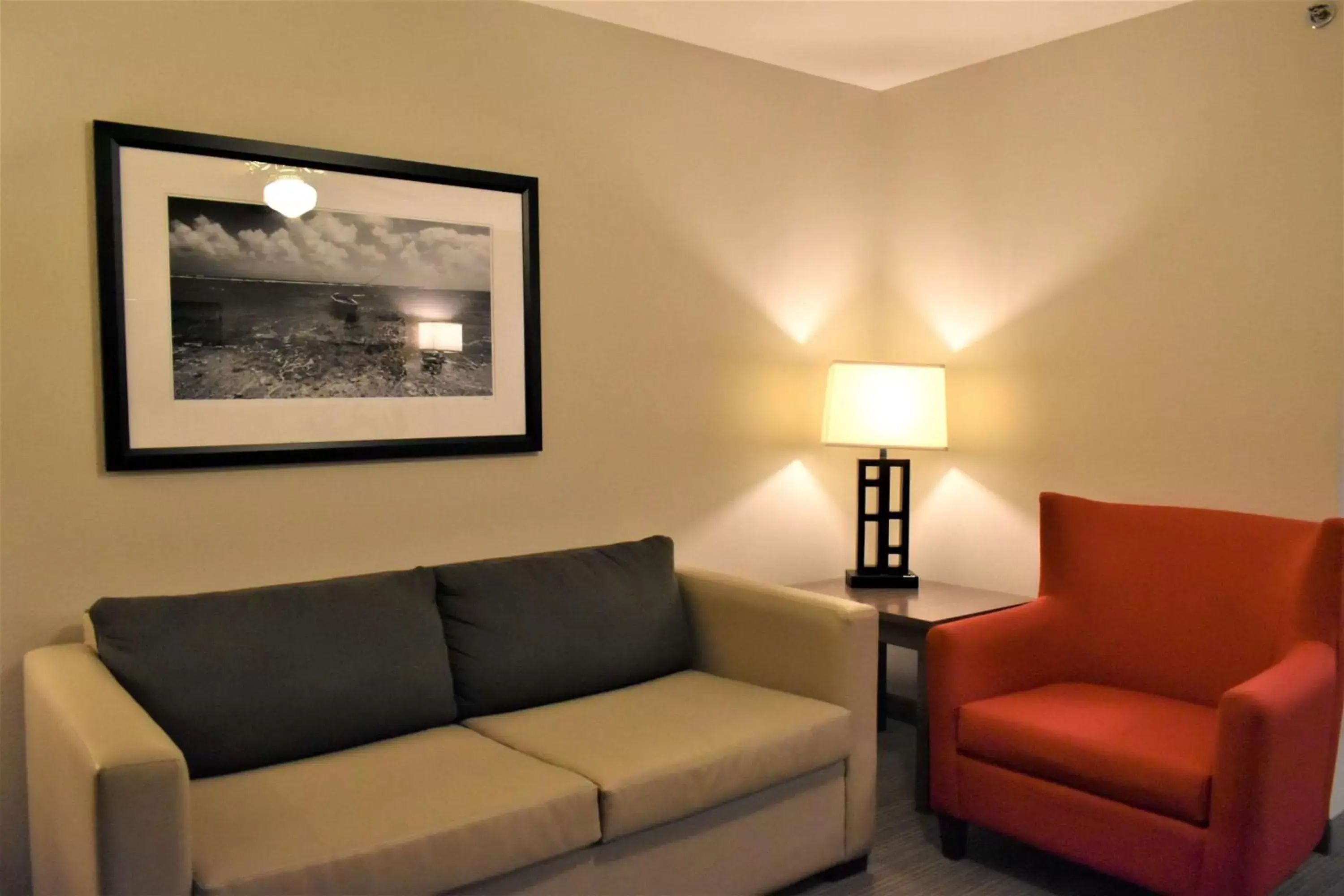 Photo of the whole room, Seating Area in Country Inn & Suites by Radisson, Kenosha, WI