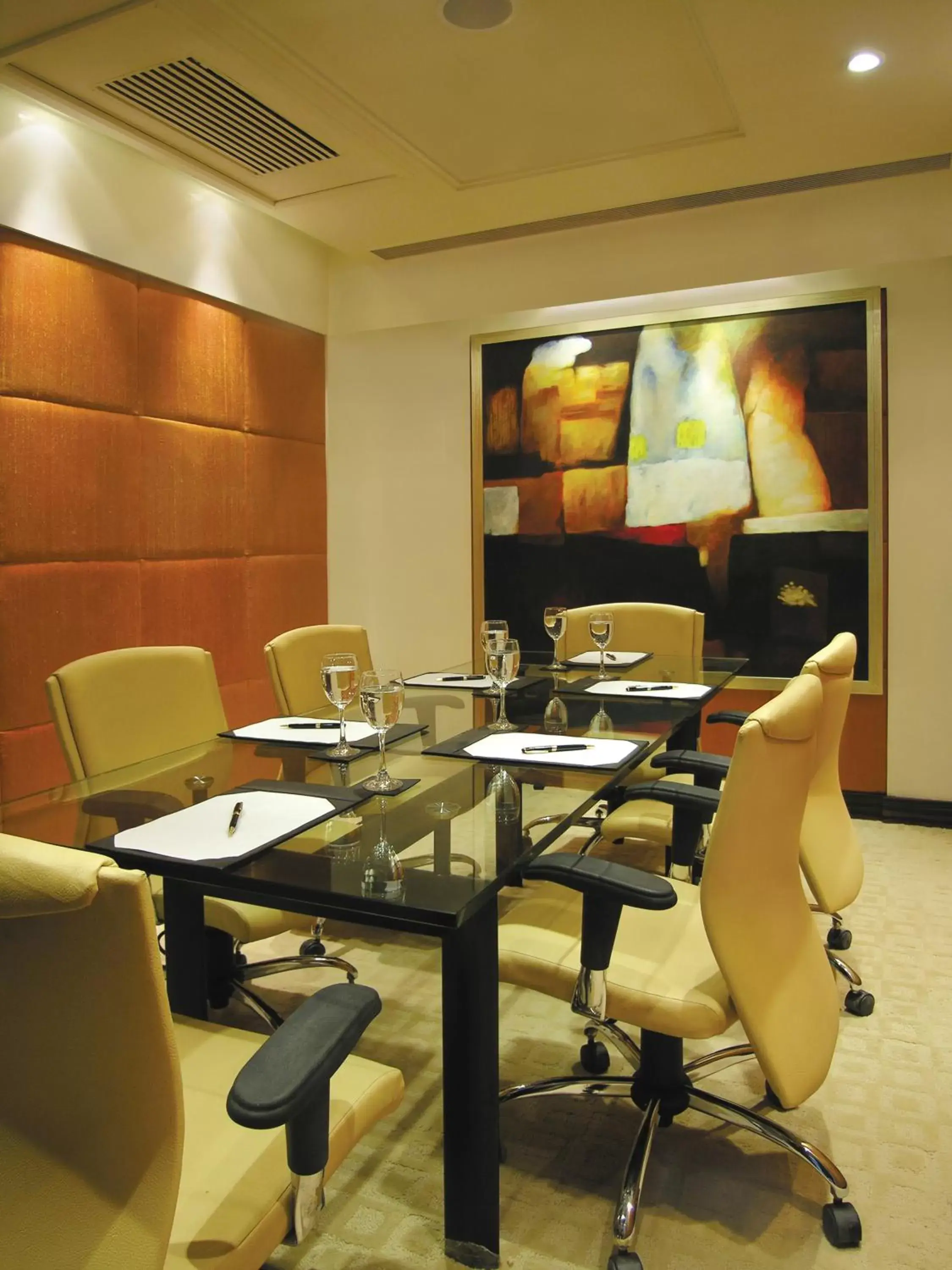 Business facilities, Restaurant/Places to Eat in Taj Chandigarh