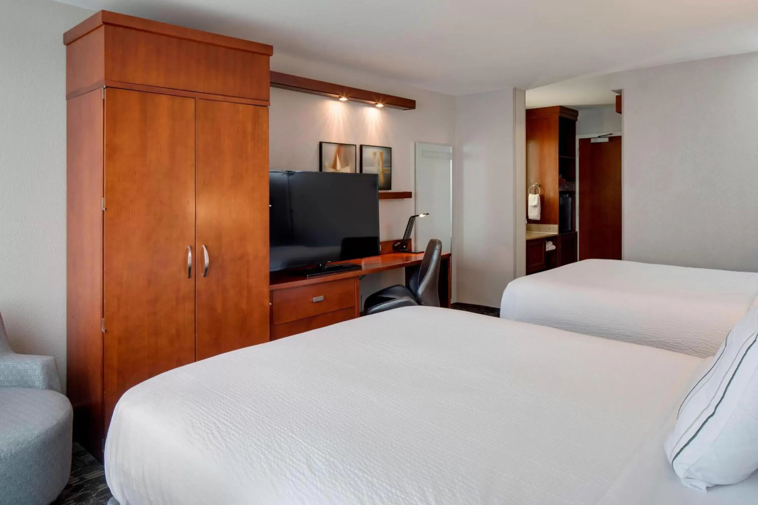 Photo of the whole room, Bed in Courtyard by Marriott Boston Logan Airport