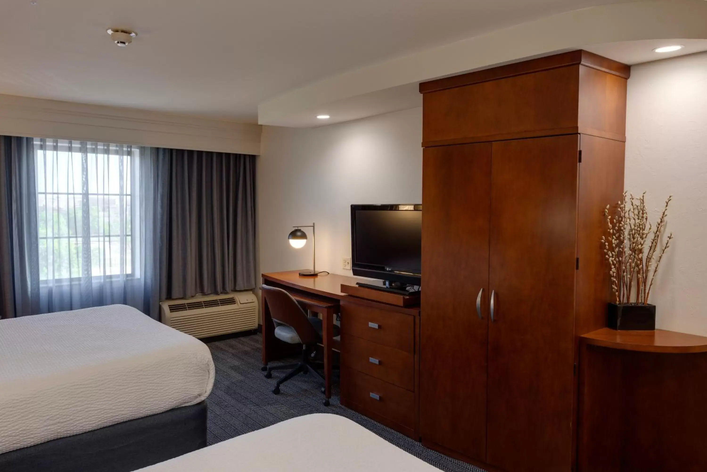 Guests, TV/Entertainment Center in Courtyard by Marriott Oklahoma City North/Quail Springs