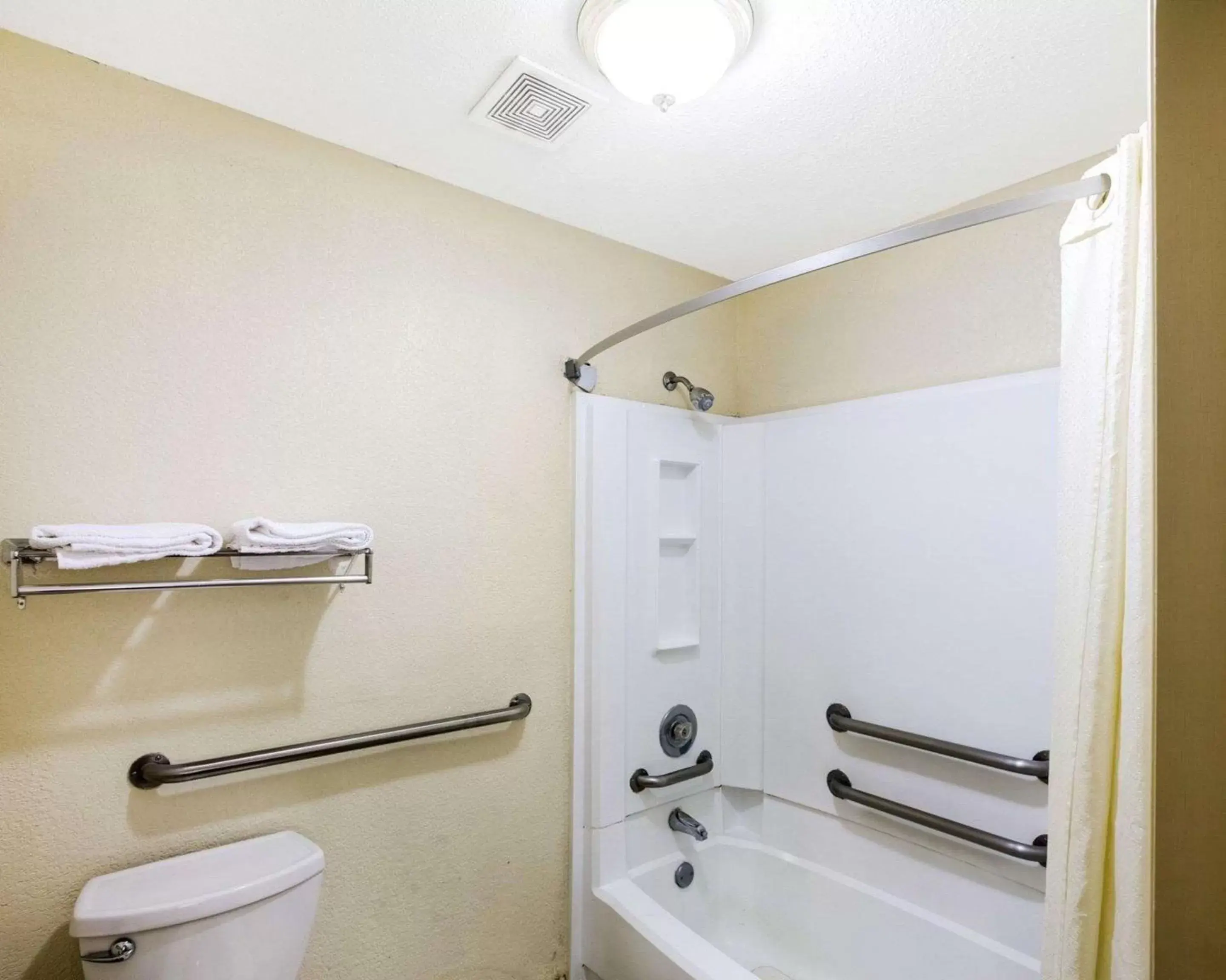 Bathroom in Rodeway Inn & Suites South of Fiesta Park