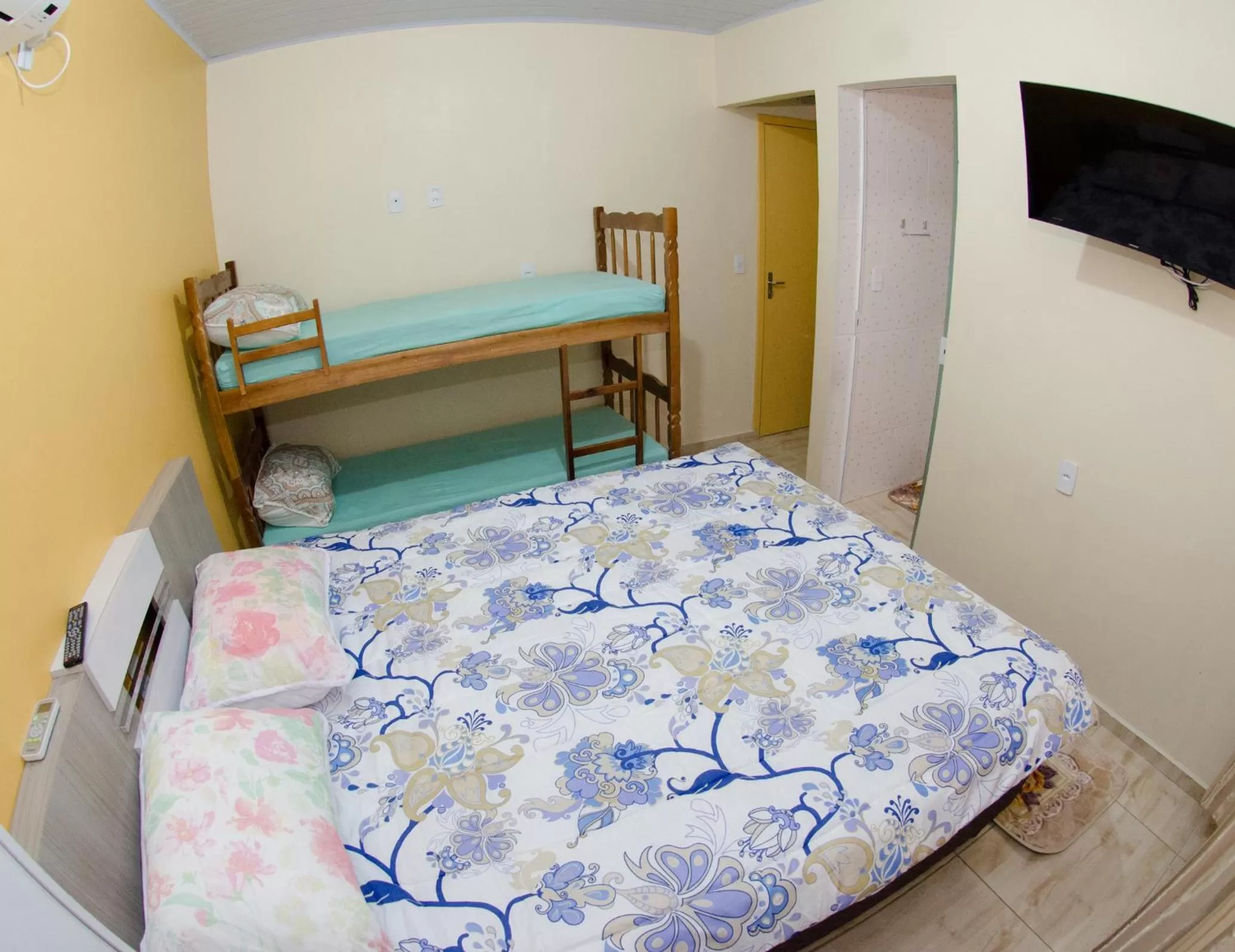 Bed, Bunk Bed in Pousada Família Cordeiro