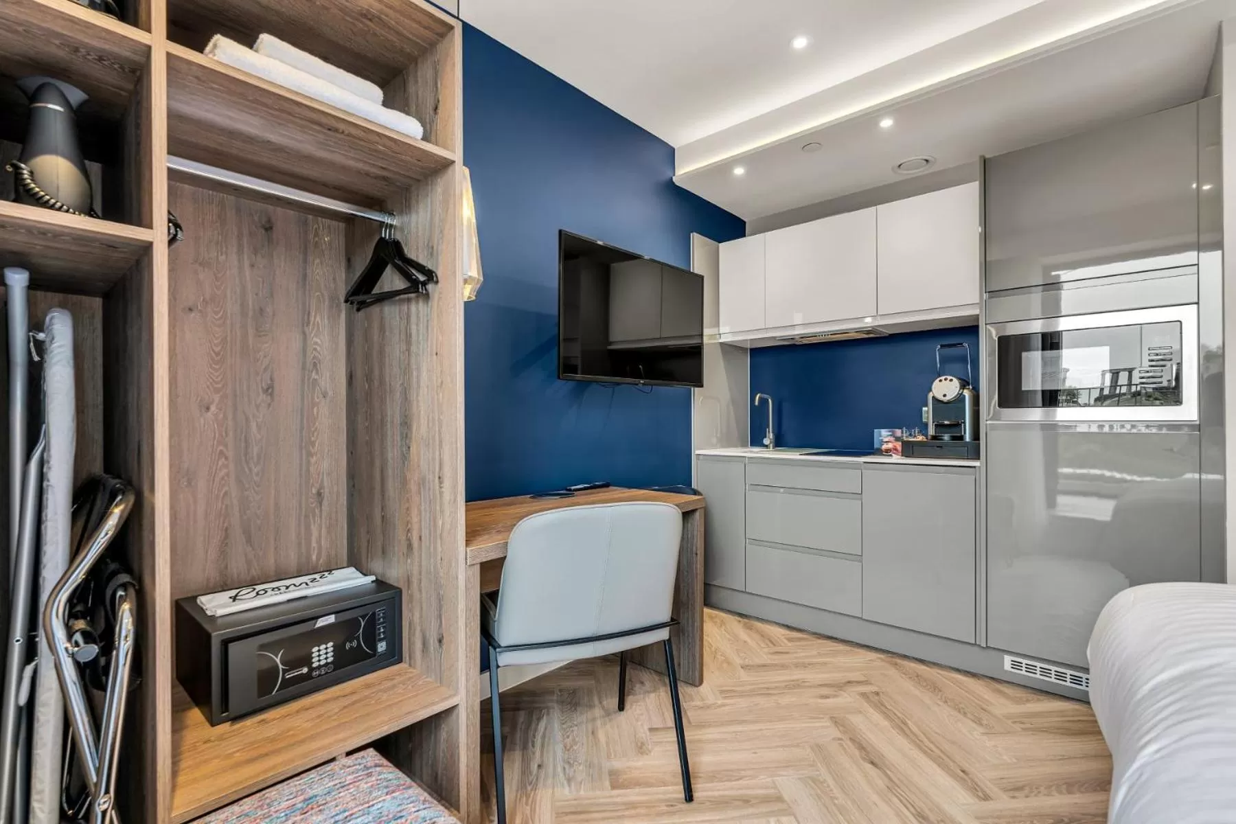 wardrobe in Roomzzz Edinburgh