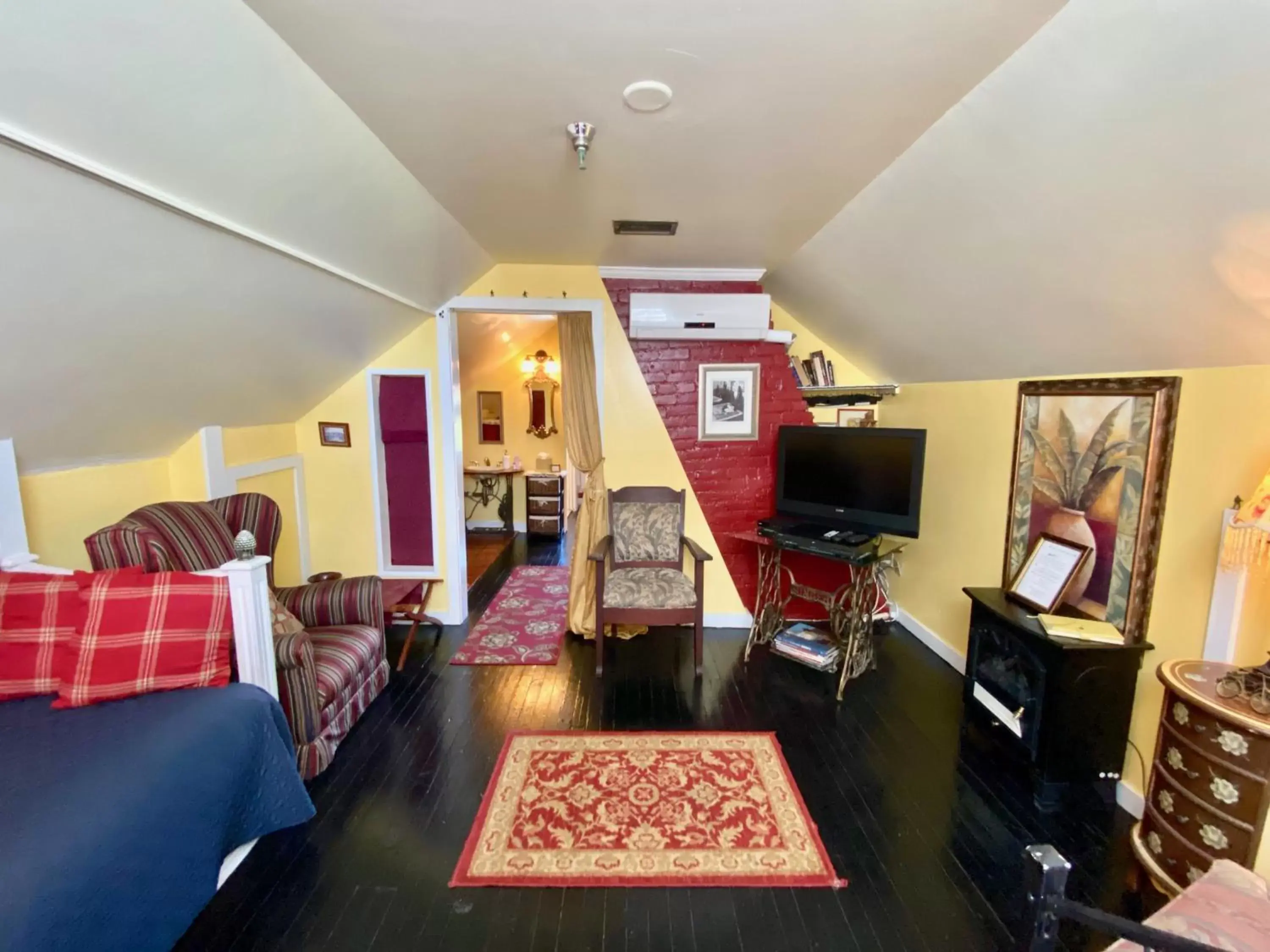 TV and multimedia, Seating Area in Penny Farthing Inn