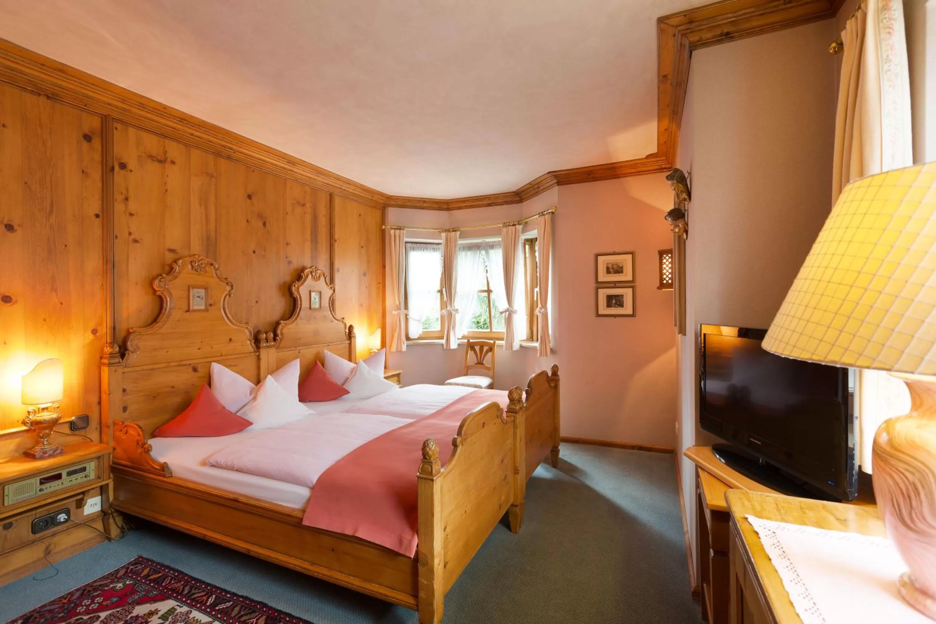 Photo of the whole room, Bed in Reindl's Partenkirchener Hof