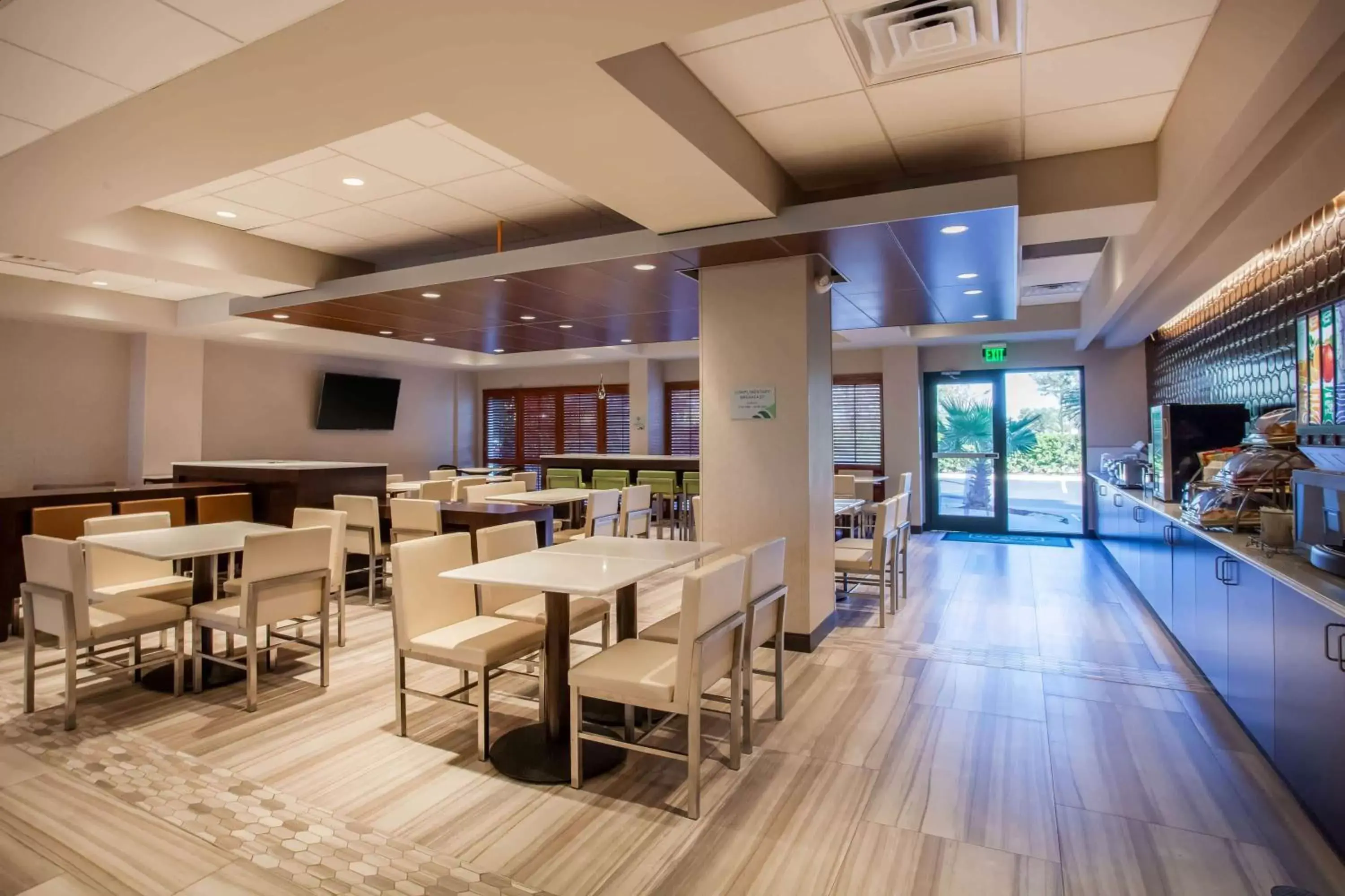 Restaurant/places to eat, Lounge/Bar in Wingate By Wyndham - Orlando International Airport