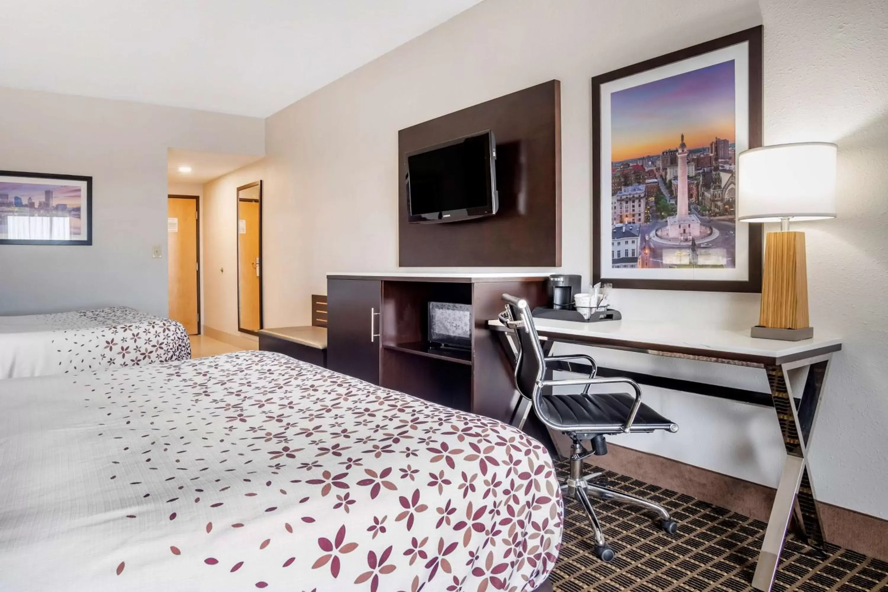 Photo of the whole room, TV/Entertainment Center in Best Western Chesapeake Bay North Inn