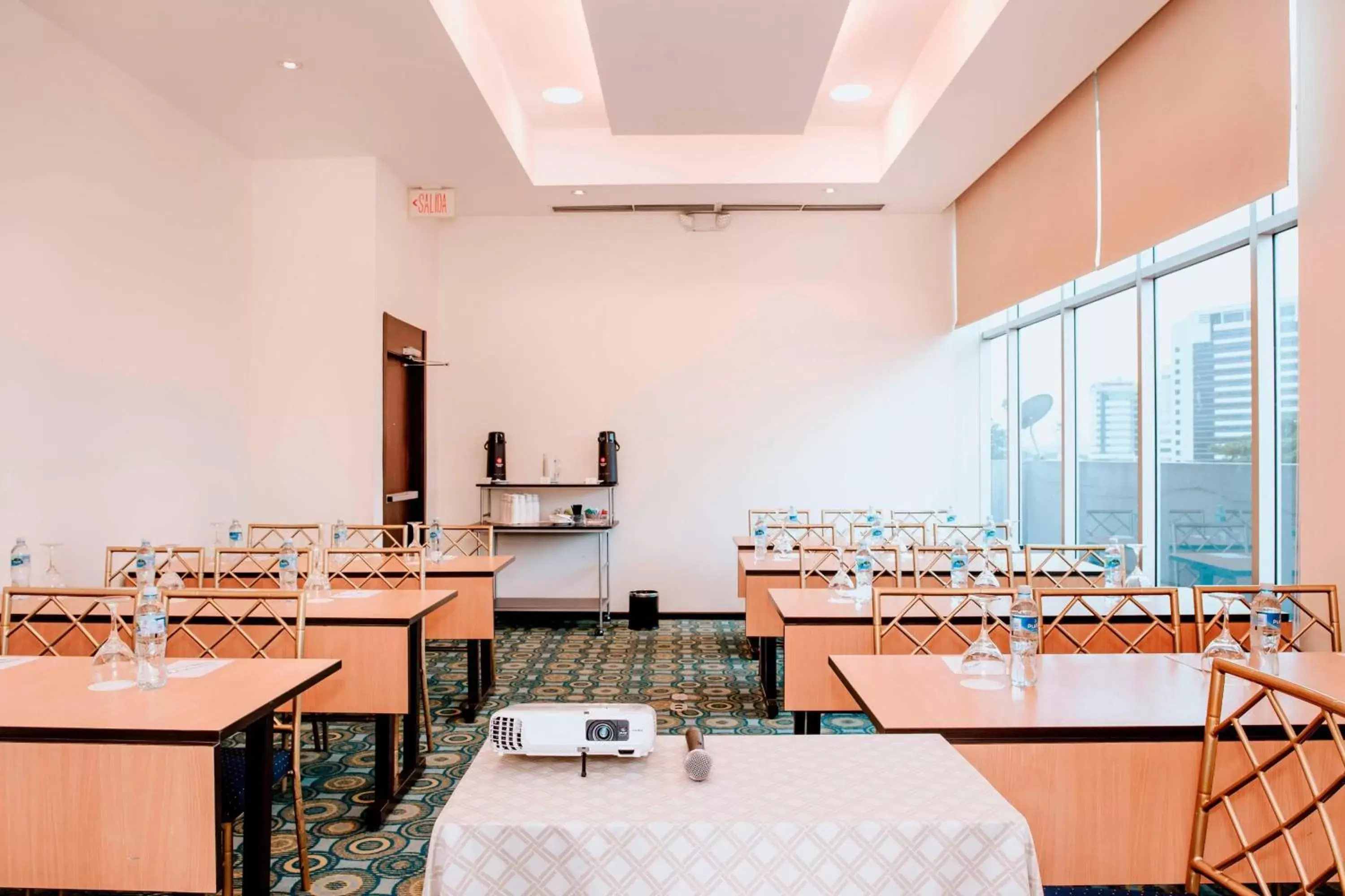 Meeting/conference room, Restaurant/Places to Eat in Courtyard by Marriott Guayaquil