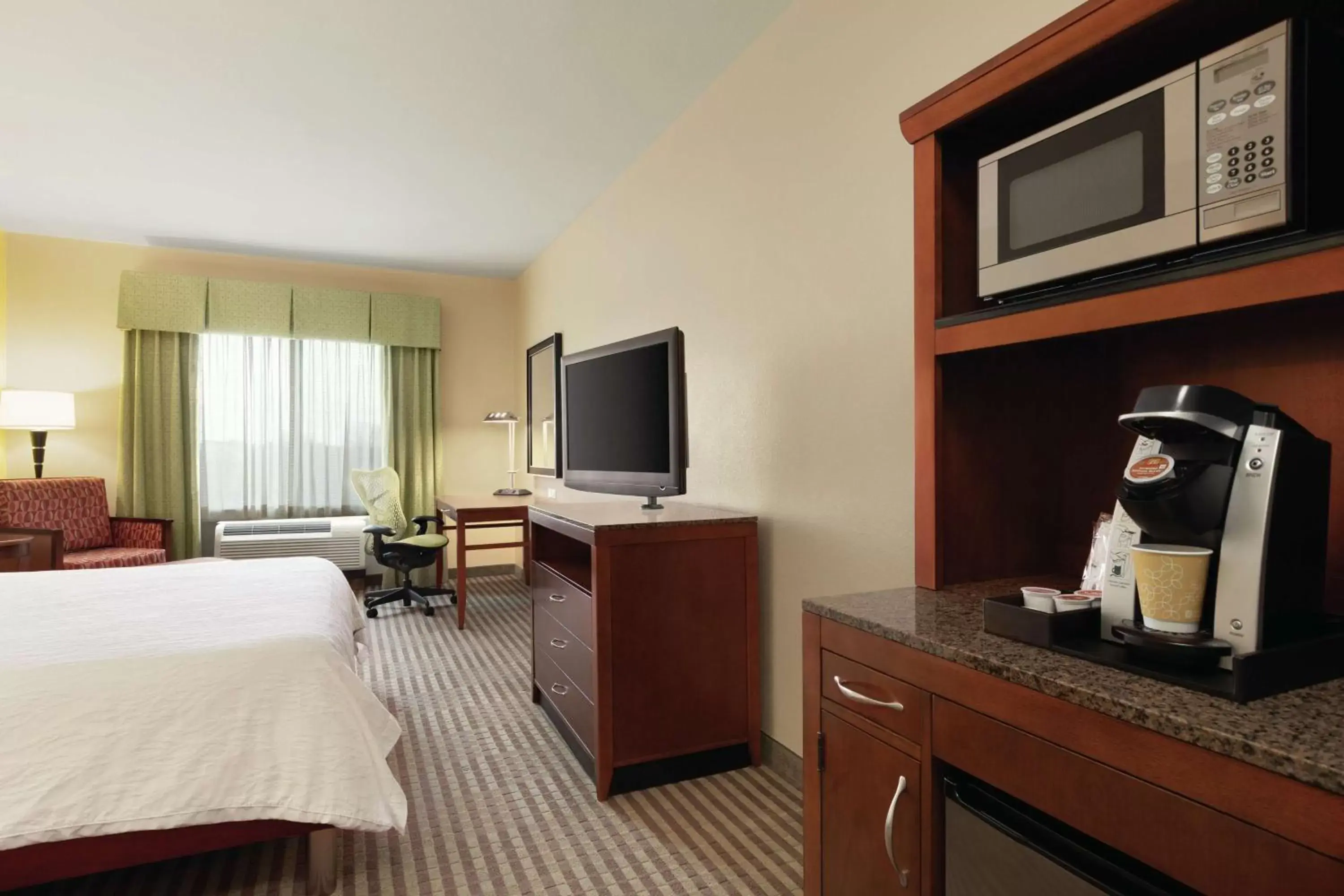 Bedroom, TV/Entertainment Center in Hilton Garden Inn Houston/Clear Lake NASA