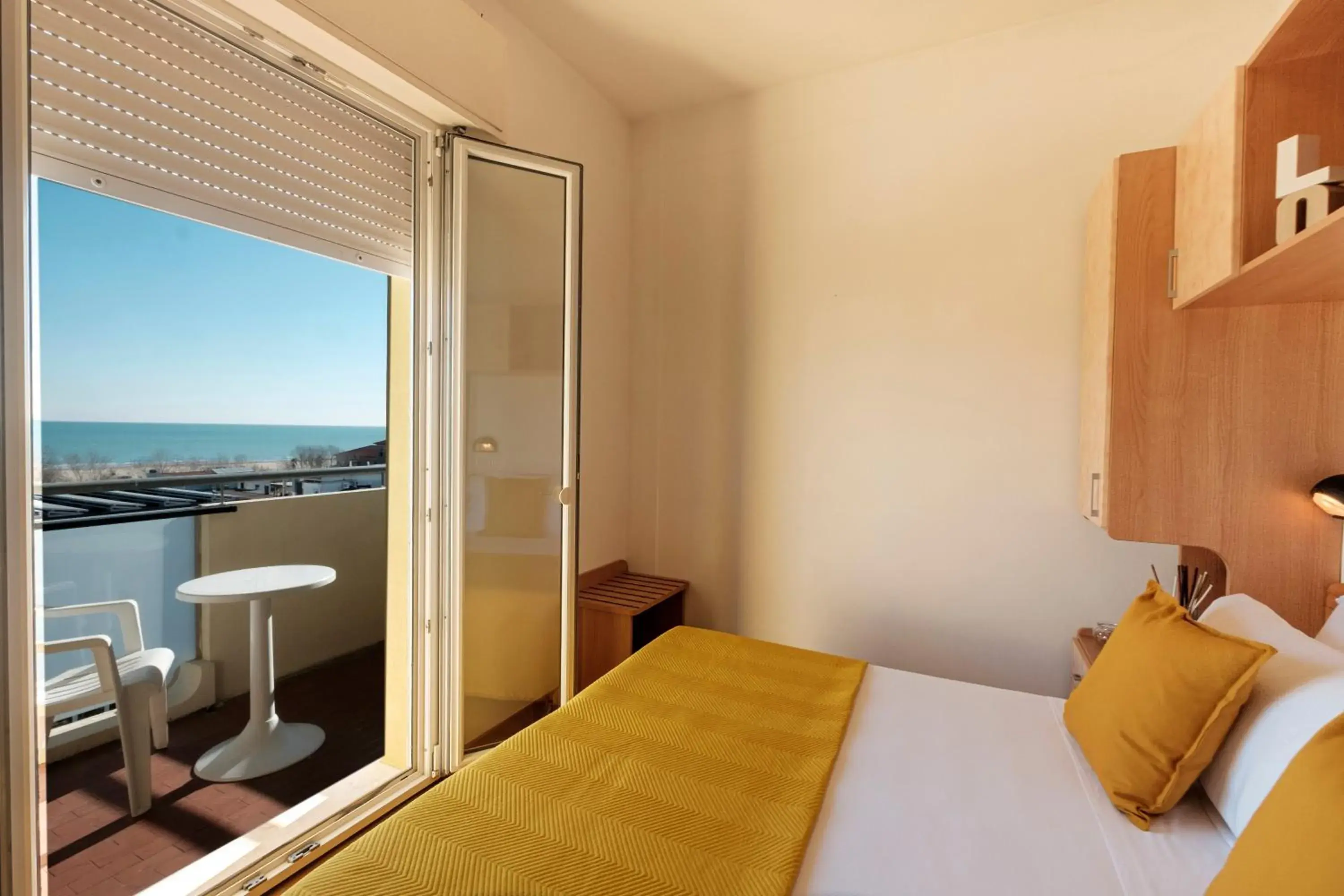Balcony/Terrace, Bed in Hotel Oceanic