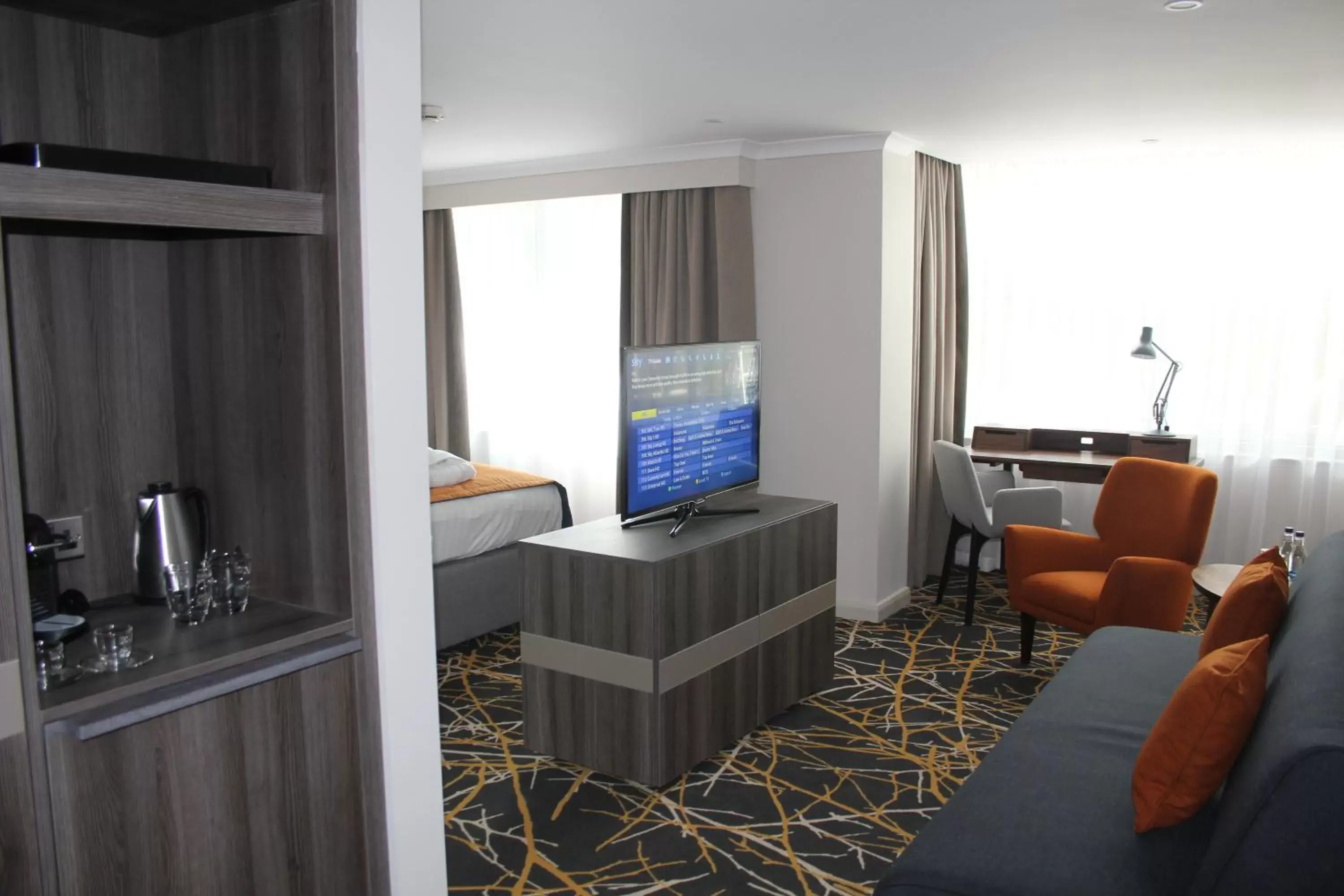 Seating area, TV/Entertainment Center in Richmond Hill Hotel