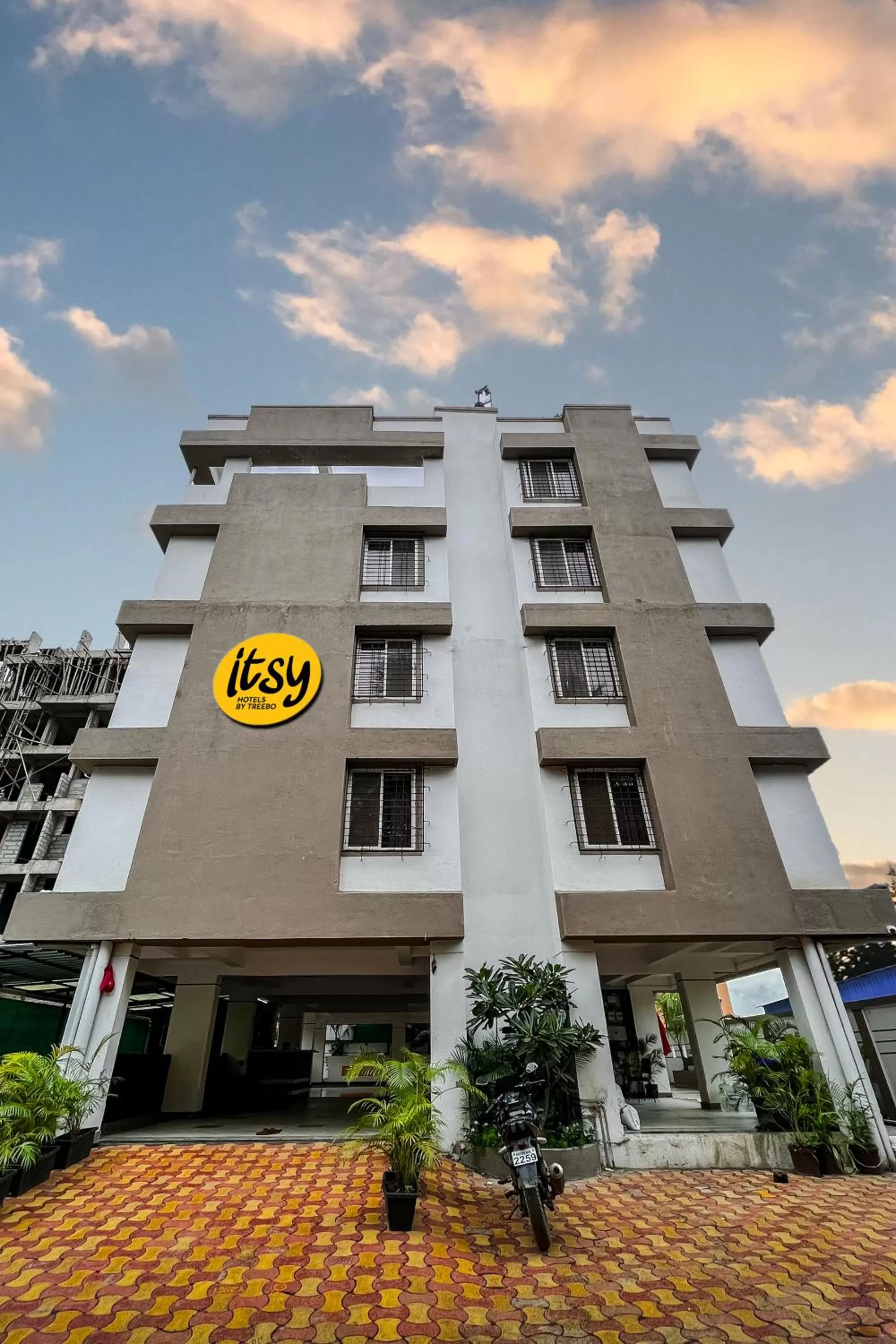 Facade/entrance, Property Building in Itsy By Treebo - Opal Suites