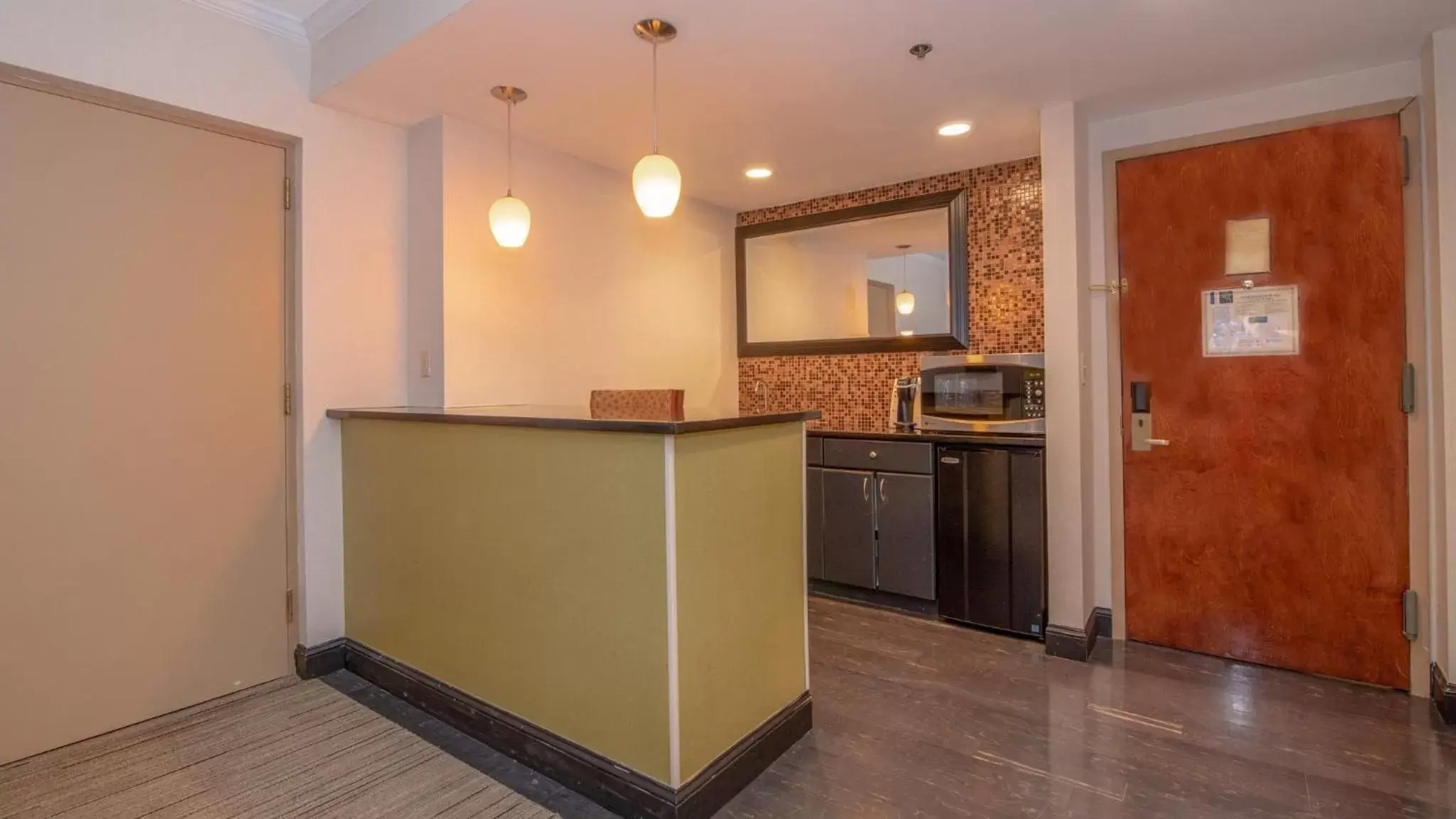 Photo of the whole room, Kitchen/Kitchenette in Holiday Inn Express Stony Brook-Long Island, an IHG Hotel