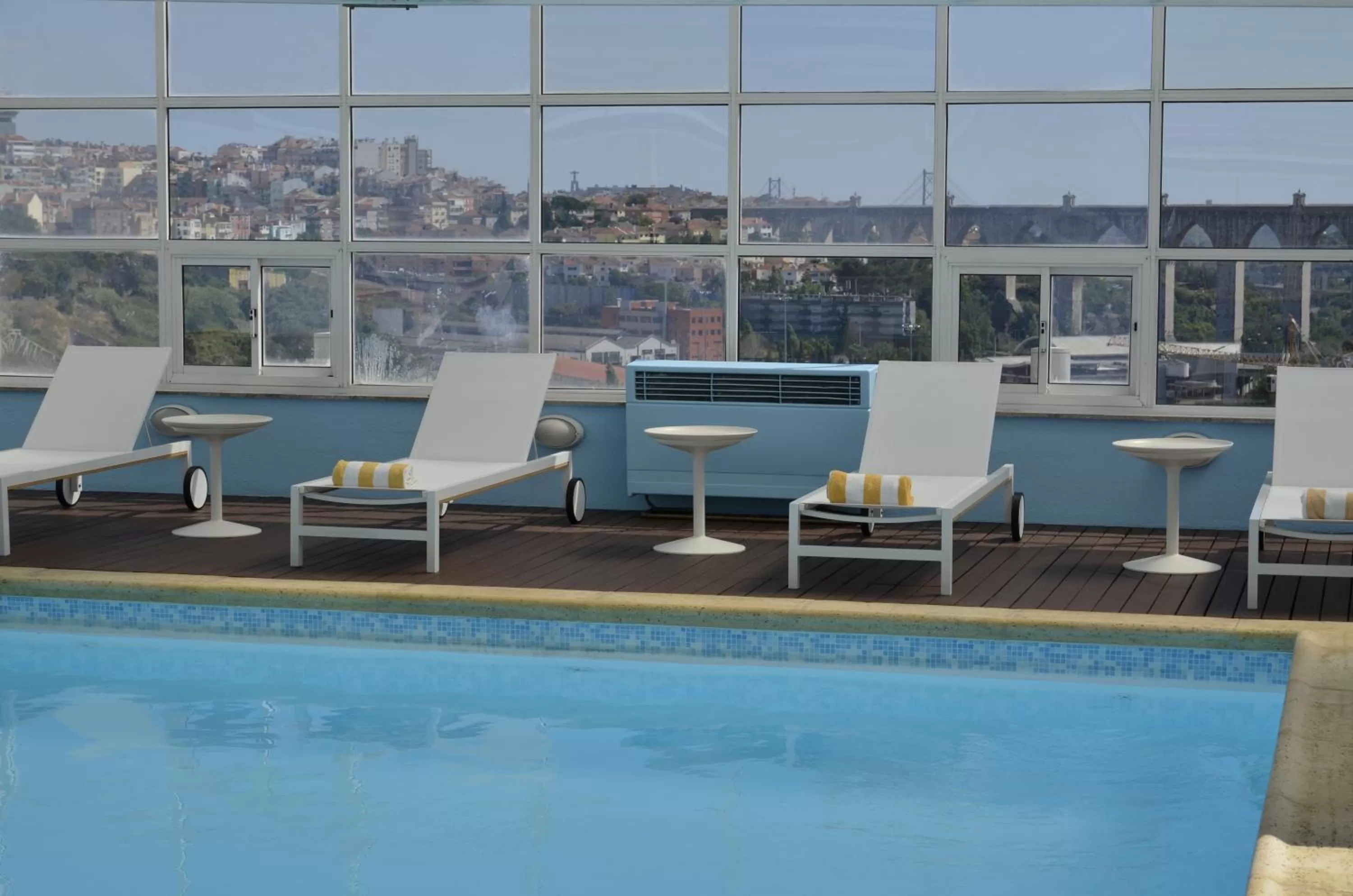 Swimming pool in Hotel Mercure Lisboa