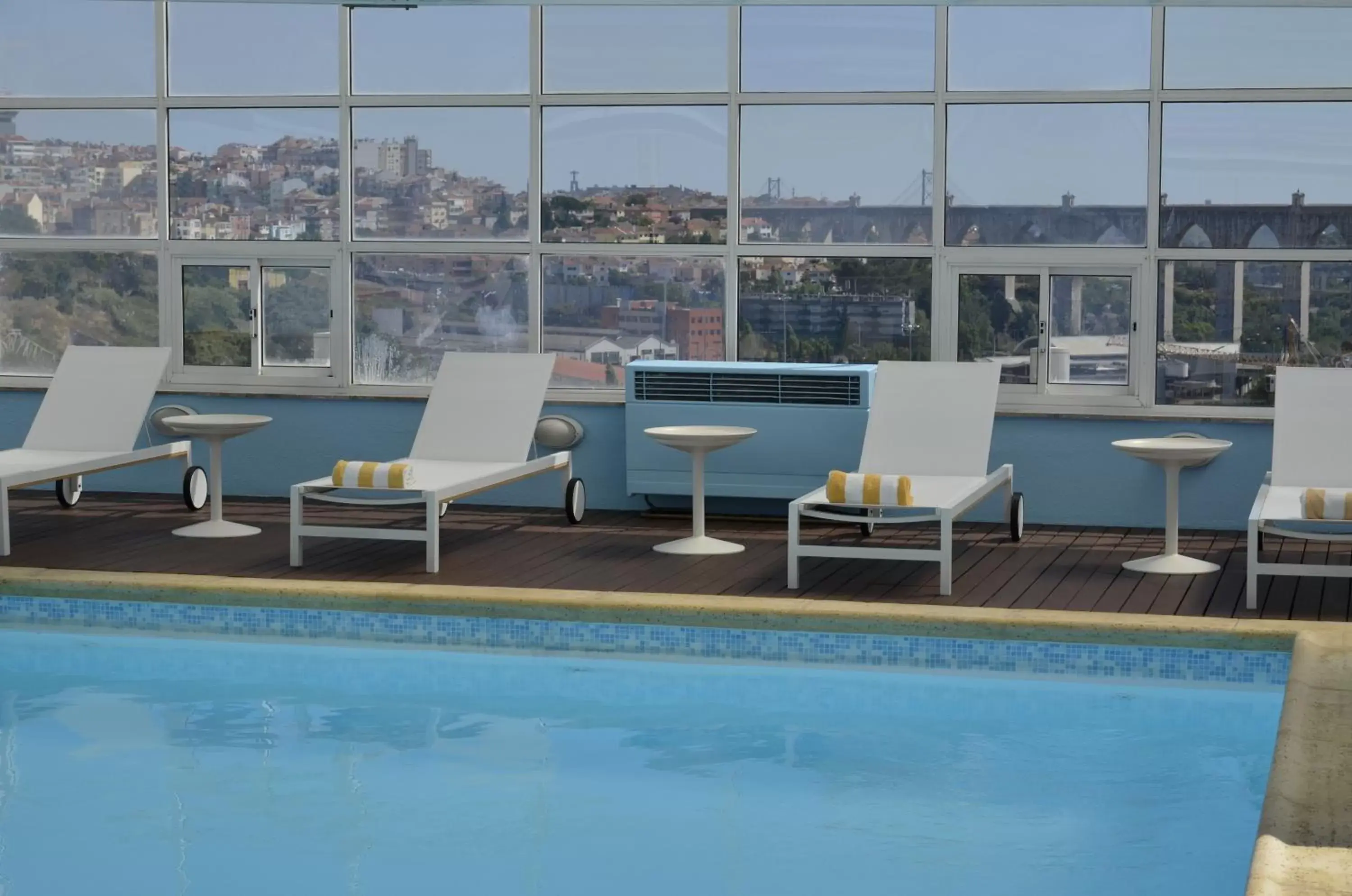 Swimming Pool in Hotel Mercure Lisboa