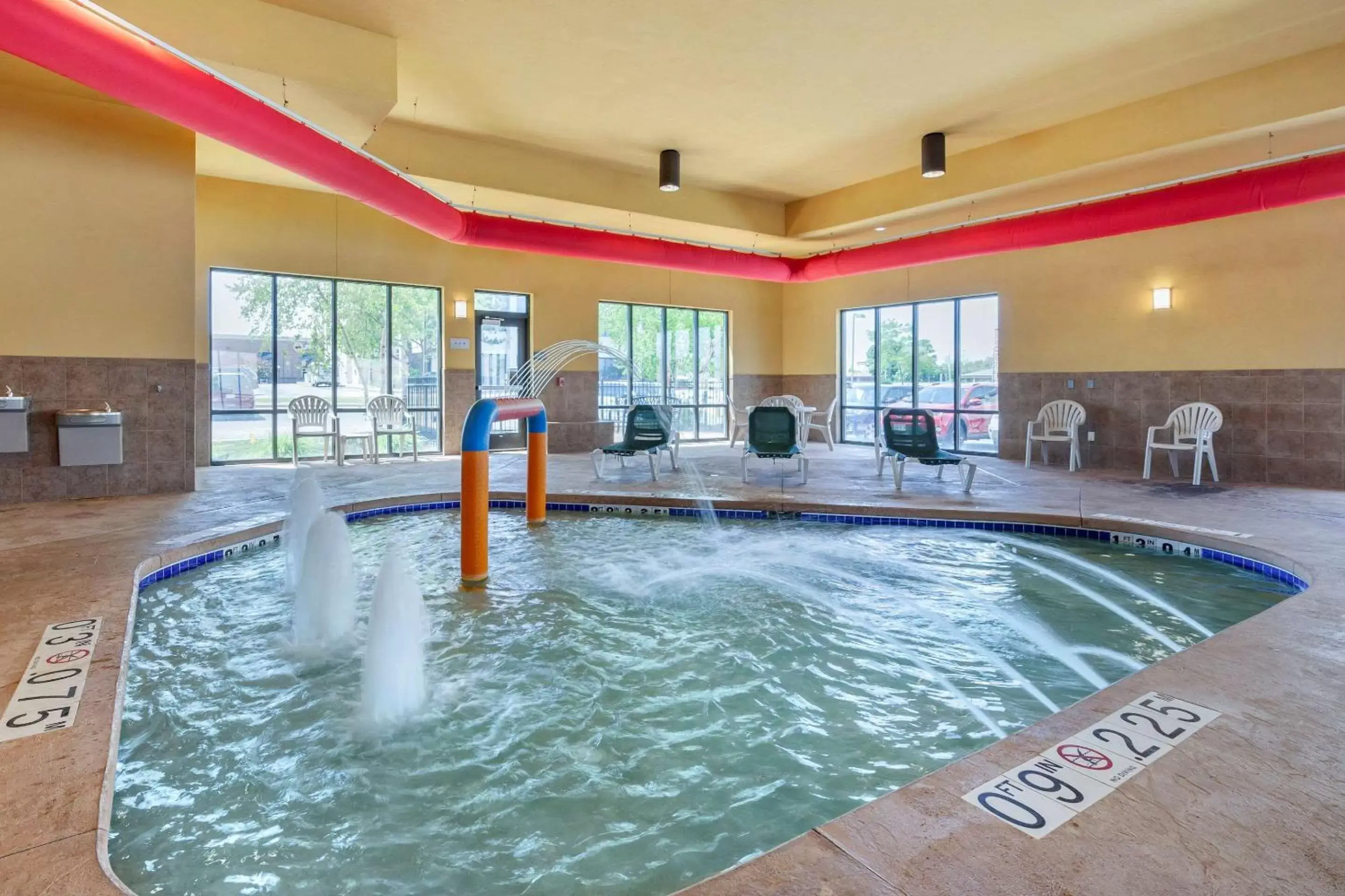 Swimming Pool in Comfort Suites Oshkosh