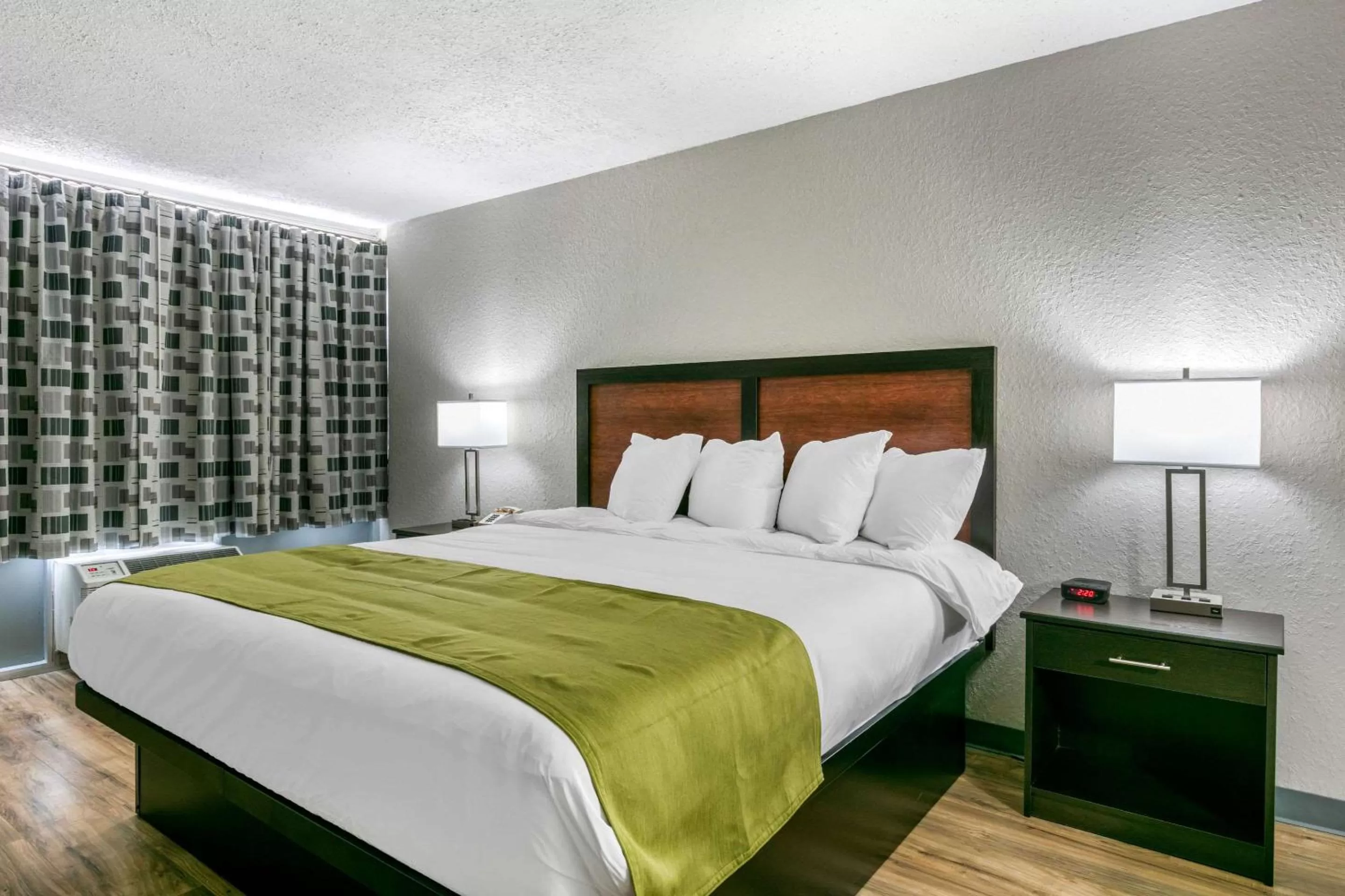 Photo of the whole room, Bed in Rodeway Inn Kingston Springs