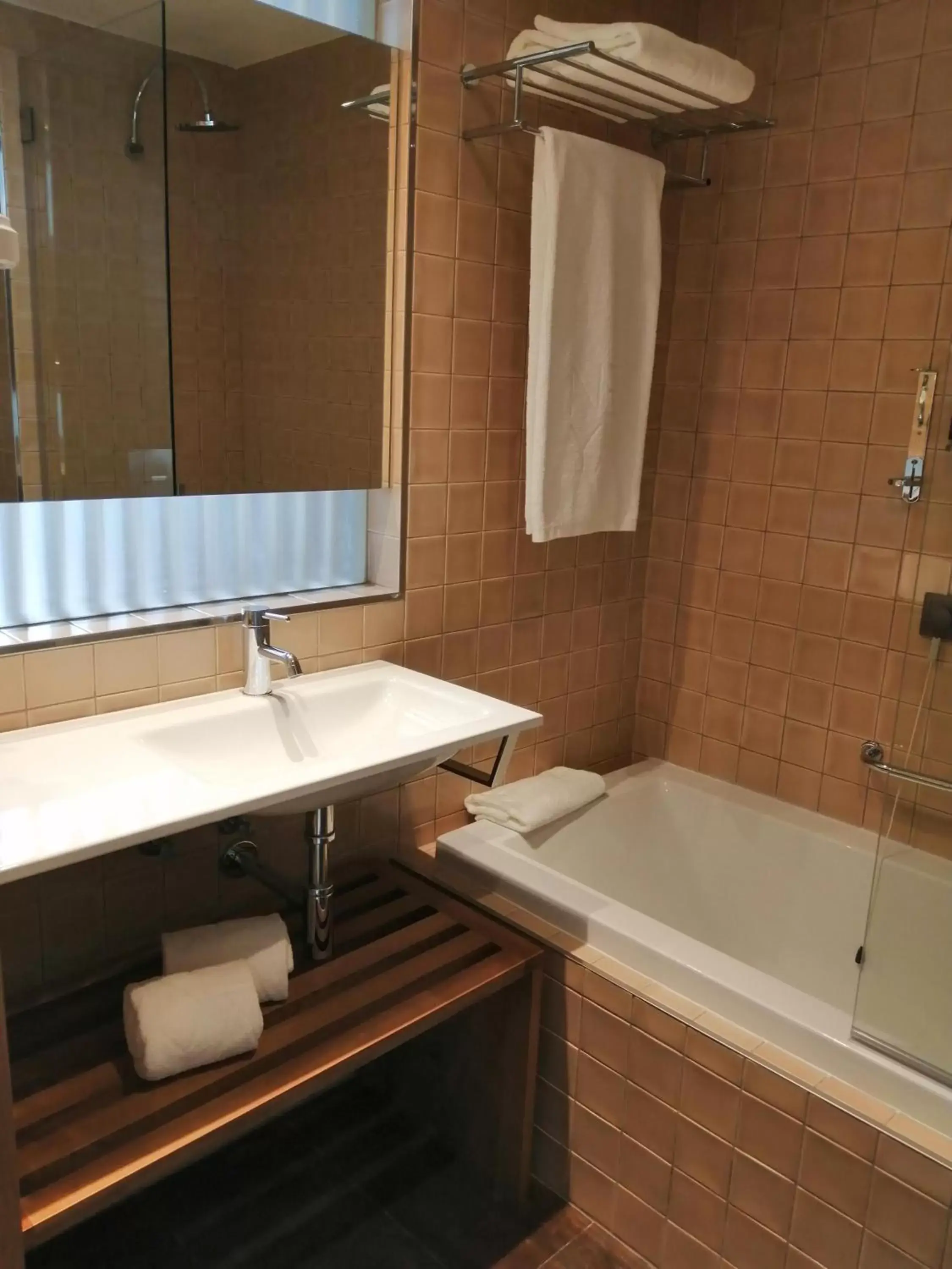 Shower, Bathroom in NEYA Porto Hotel