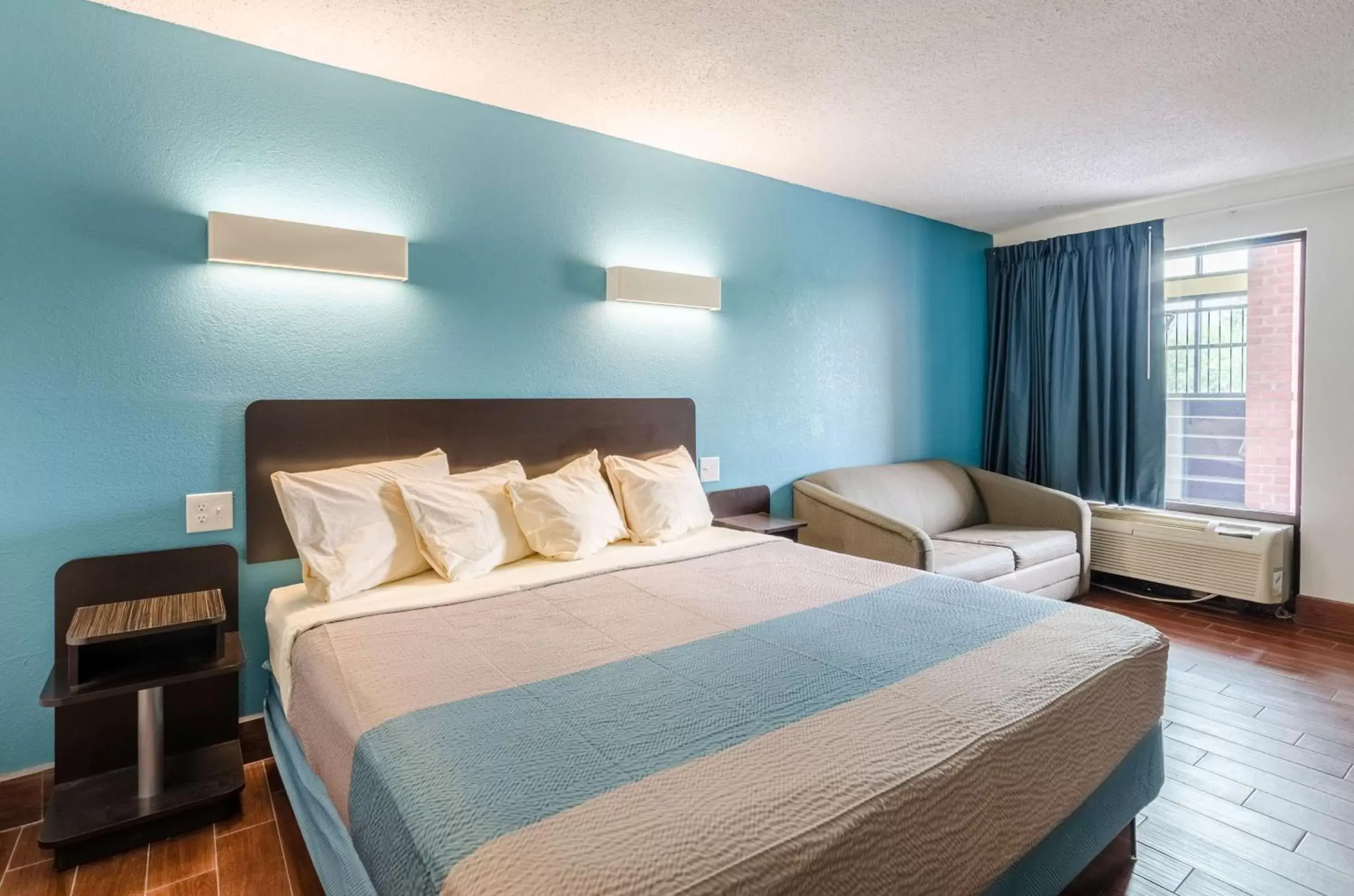 Photo of the whole room, Bed in Motel 6-Lexington, VA