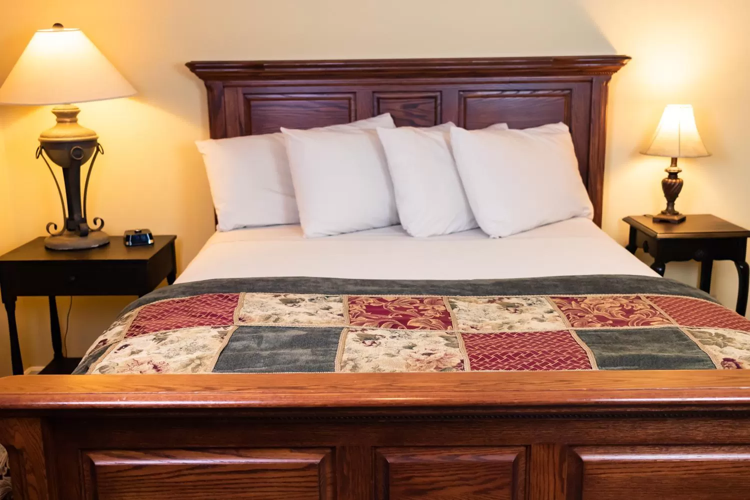 Queen Suite in Hillside Villa Ohio