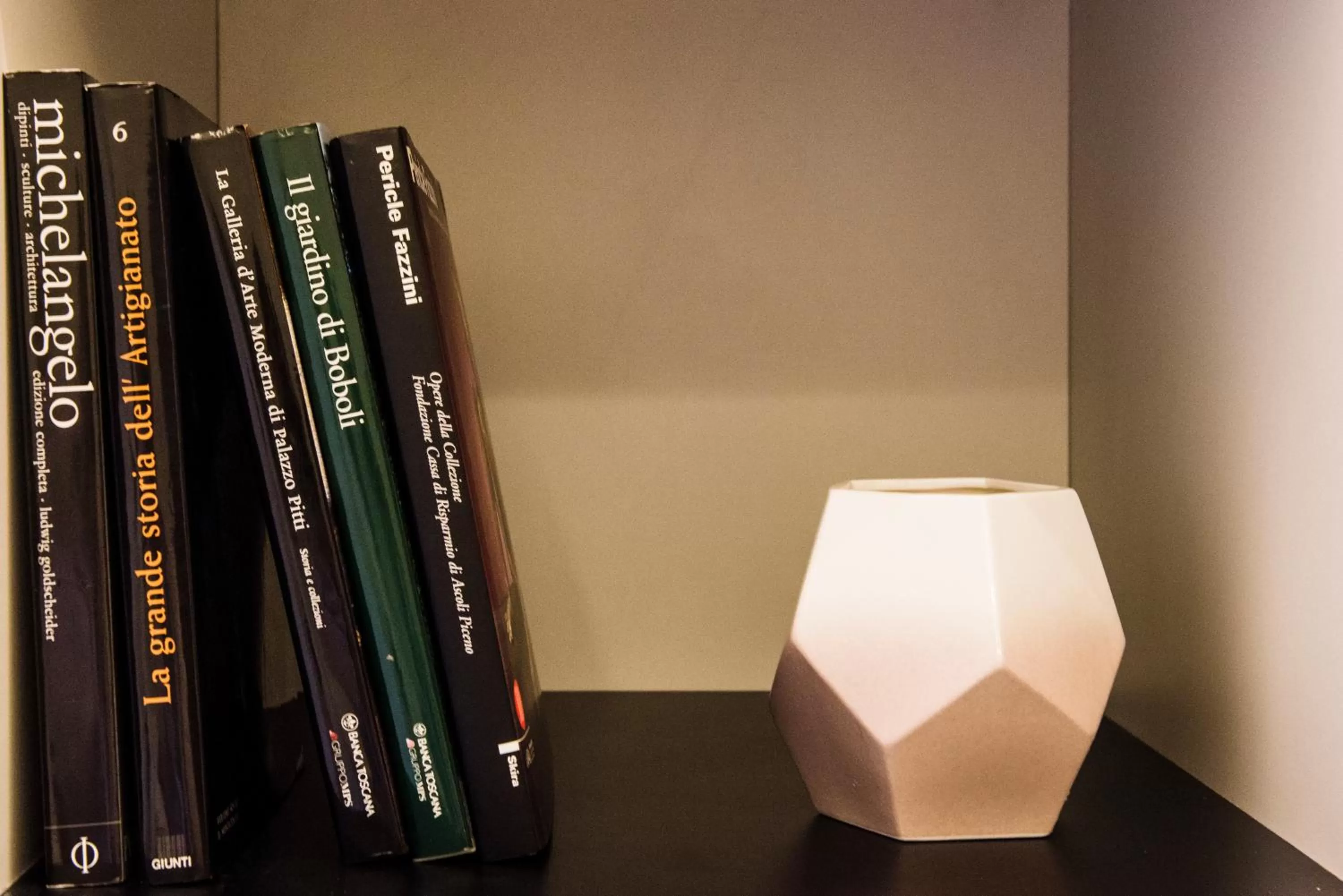 Library in Hotel Milu Florence